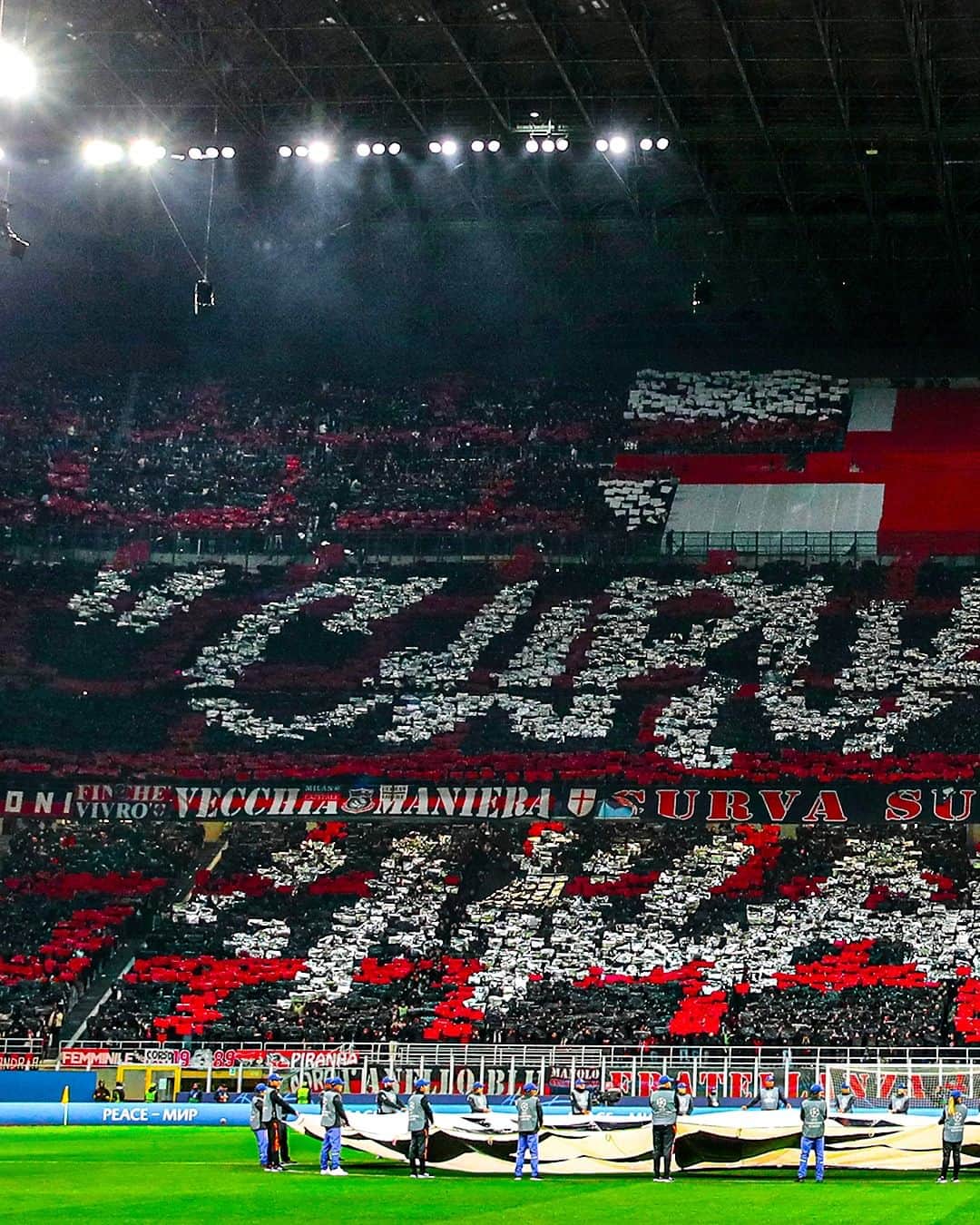 ACミランのインスタグラム：「❤️🖤  #ACMBVB #UCL #SempreMilan」