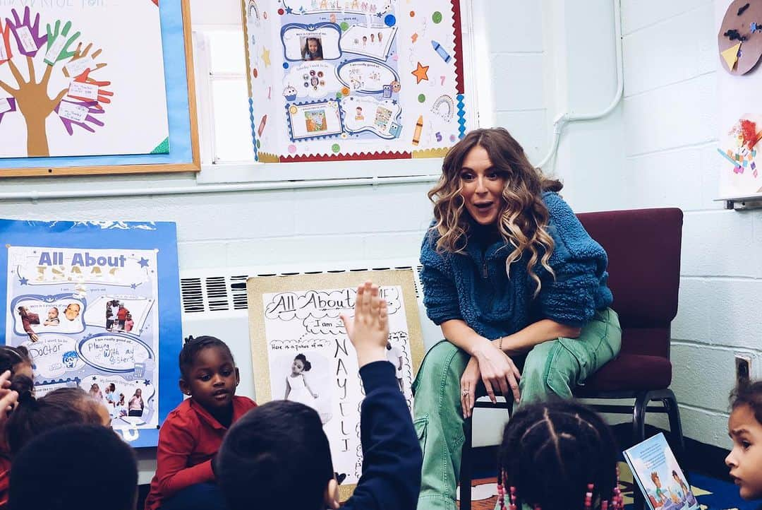 アレクサ・ヴェガさんのインスタグラム写真 - (アレクサ・ヴェガInstagram)「This #GivingTuesday was extra special for our family because of our partnership with @salvationarmyus .  We spent the day leading story time at their Bronx Child Care Center and sharing about the importance of giving on @todayshow & @usweekly . Please join us with giving at salvationarmyusa.org」11月29日 5時18分 - vegaalexa