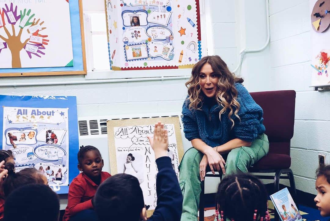アレクサ・ヴェガのインスタグラム：「This #GivingTuesday was extra special for our family because of our partnership with @salvationarmyus .  We spent the day leading story time at their Bronx Child Care Center and sharing about the importance of giving on @todayshow & @usweekly . Please join us with giving at salvationarmyusa.org」