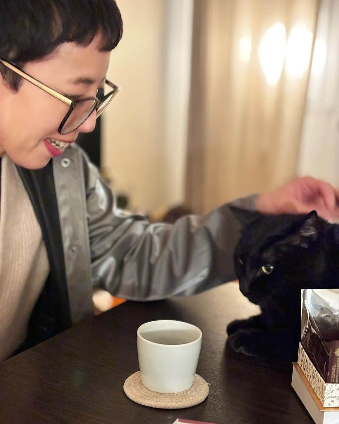 猫沢エミさんのインスタグラム写真 - (猫沢エミInstagram)「朝8時半頃の早い便だったのに、羽田空港はすでに大変な混雑だった。  ネットでチェックインを済ませていたのだが、スーツケースの重量超過の場合、どこのレーンに並べばいいのかさっぱりわからず、結果、3回並びなおしてギリギリの搭乗に。  と、とにかく乗った……あとは白目剥いていれば、飛行機が勝手にパリへ運んでくれるはず……ガクリ(꒪⌓꒪) とバリへ到着してみると、日本とは真逆の、のーんびりした空気が流れていて、迎えにきた彼の懐に飛び込んでからは、一気に弛緩した。  家に戻ってきた時の〝こっちがもう実家感〟が、今回あまりにも鮮やかで、正直自分でも驚いた。彼の焼いたガトー・ヤオルトの味も、 @lescafesdefrancois の我が家の定番モカコーヒーの香りも、日本に帰国した時、最初に食べる和食のように胃袋が「待ってました！」と向かい入れる。  しばらく話してなかったフランス語はどうなのかといえば、こちらも〝あー……声張らなくていいから、発声が楽〜〟と、妙にスラスラ出てくるし。  人間の環境適応能力は、五十路うんぬん関係ないらしい。  今回は、ユピガの反応もだいぶ違った。  今年の初めに帰国した際には、戻ってくると私にピッタリくっついて、しばらく離れなかったふたりが「あ、おかえり〜。え？　パパいたからへっちゃらだよ」とばかりにクールでちょっと寂しいほど🥲  ついに、私がいなくても時代の到来か。  この子たちにとっては、私レベルで信頼できる人が他にもいるのはとてもいいこと。  翌日。彼が仕事に出かけ、家の鍵をあずけていたタタまどか @moka.lby がやってきた午後。あれ？　タタにも妙に人懐っこいピガよ👀　  私たちは、イオちゃんがいた1年半以外は、長くずっとひとりと2匹だった。濃厚で幸せな時間だったけど、そこは閉じられた世界でもあった。猫だって、家飼いの子だって、世界はなるべく広い方がいい。  ピガとユピを見ていても、動物の環境適応能力に年齢は関係ないのだなと感心する。  ◎今回の日本でも、たくさんの方とお会いして、大変お世話になりました。贈り物をくださった方、満足なお礼も申し上げられず、大変失礼いたしました。仕事仲間、友人たちのサポートに深く感謝しています。今回会えなかった友達、次回はぜひに。みんな元気で、幸せでいてください😊またね❣️  #猫パリ　#猫沢エミのインターナショナル五十路ライフシフト #猫沢エミリーパリへ行く  #ピガ兄　#ユピ坊」11月29日 5時12分 - necozawaemi