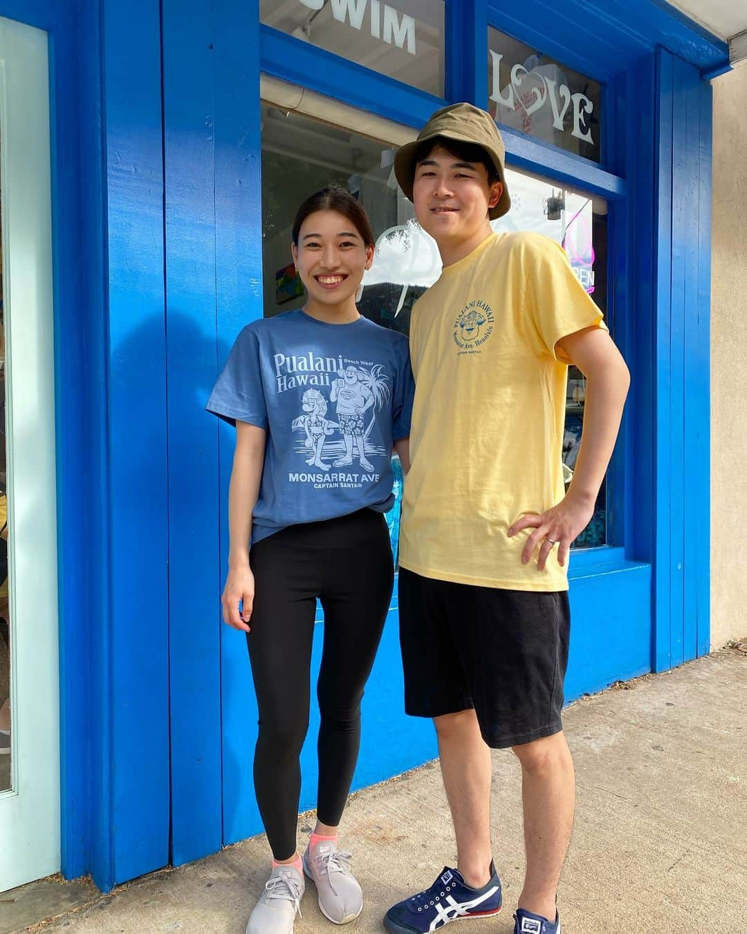 Pualani Hawaii Beachwearのインスタグラム：「日本からいらした新婚のご夫婦 ナナコさんとフミヤさん🥰  コラボT着てアロハ〜🌺 ご来店いただきありがとうございました💝☺️  #ハワイ限定 #hawaii #ハワイ #ハワイ旅行 #ハワイ土産 #ハワイ好きな人と繋がりたい #ハワイ購入品 #ハワイ好き #ハワイ暮らし #ハワイ情報 #ハワイお土産 #aloha #ハワイ旅 #ハワイ限定品 #ハワイショッピング#モンサラット#プアラニハワイ#ボートハウス#キャプテンサンタ#モンサラットアベニュー#プアラニハワイビーチウェア」