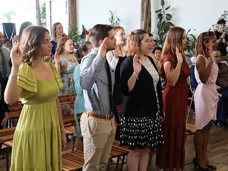 ミシェル・クワンさんのインスタグラム写真 - (ミシェル・クワンInstagram)「Thrilled to witness the dedication and selflessness of the new class of Peace Corps volunteers. Their journey to make a change and empower youth worldwide is truly awe-inspiring. 🌍✨」11月29日 3時50分 - michellewkwan