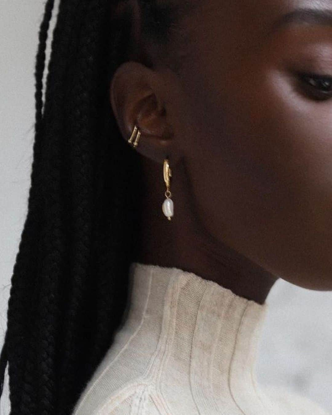 PORTER magazineのインスタグラム：「A chic, capsule edit of gleaming gold earrings can be styled to suit any occasion. At the link in bio, @twinklefingersboyd rounds up five ways to wear gold earrings this season.」