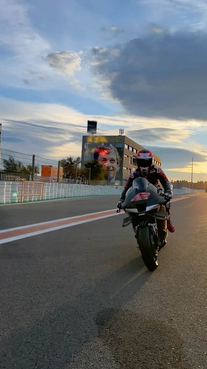 YamahaMotoGPのインスタグラム：「Our Day 1️⃣ with @alexrins 🤜🤛   The butterflies have settled after the Valencia Test 🦋 He looks like a great match for our M1 🫶  #MonsterYamaha | #MotoGP | #ValenciaTest」