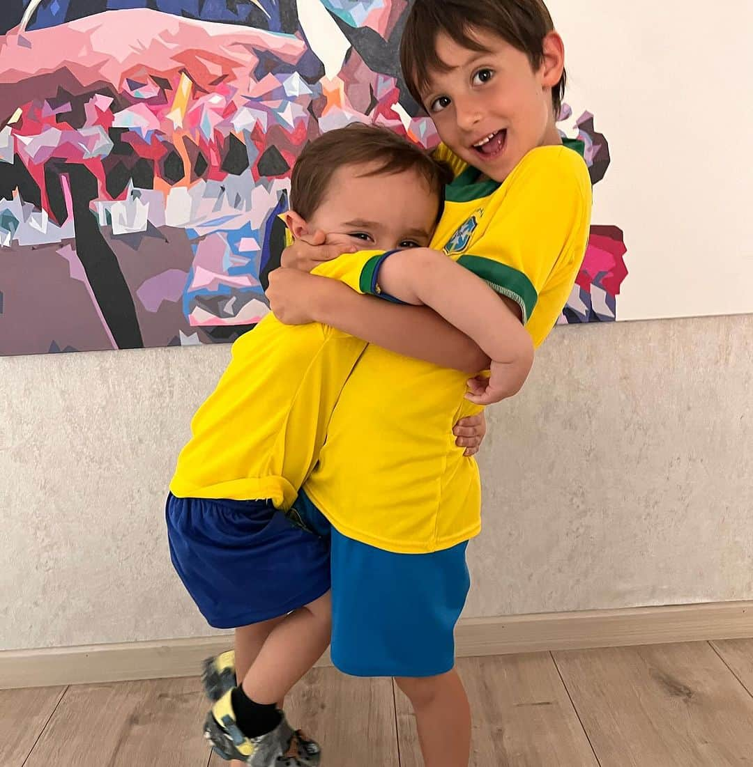 Carolina Cruz Osorioさんのインスタグラム写真 - (Carolina Cruz OsorioInstagram)「• Y bueno, que le escribe uno a esto, se me acabaron los adjetivos para este par de hombres de mi vida entera 👩‍👦‍👦 Gracias DIOS 🙌🏼」11月29日 4時02分 - carolinacruzosorio