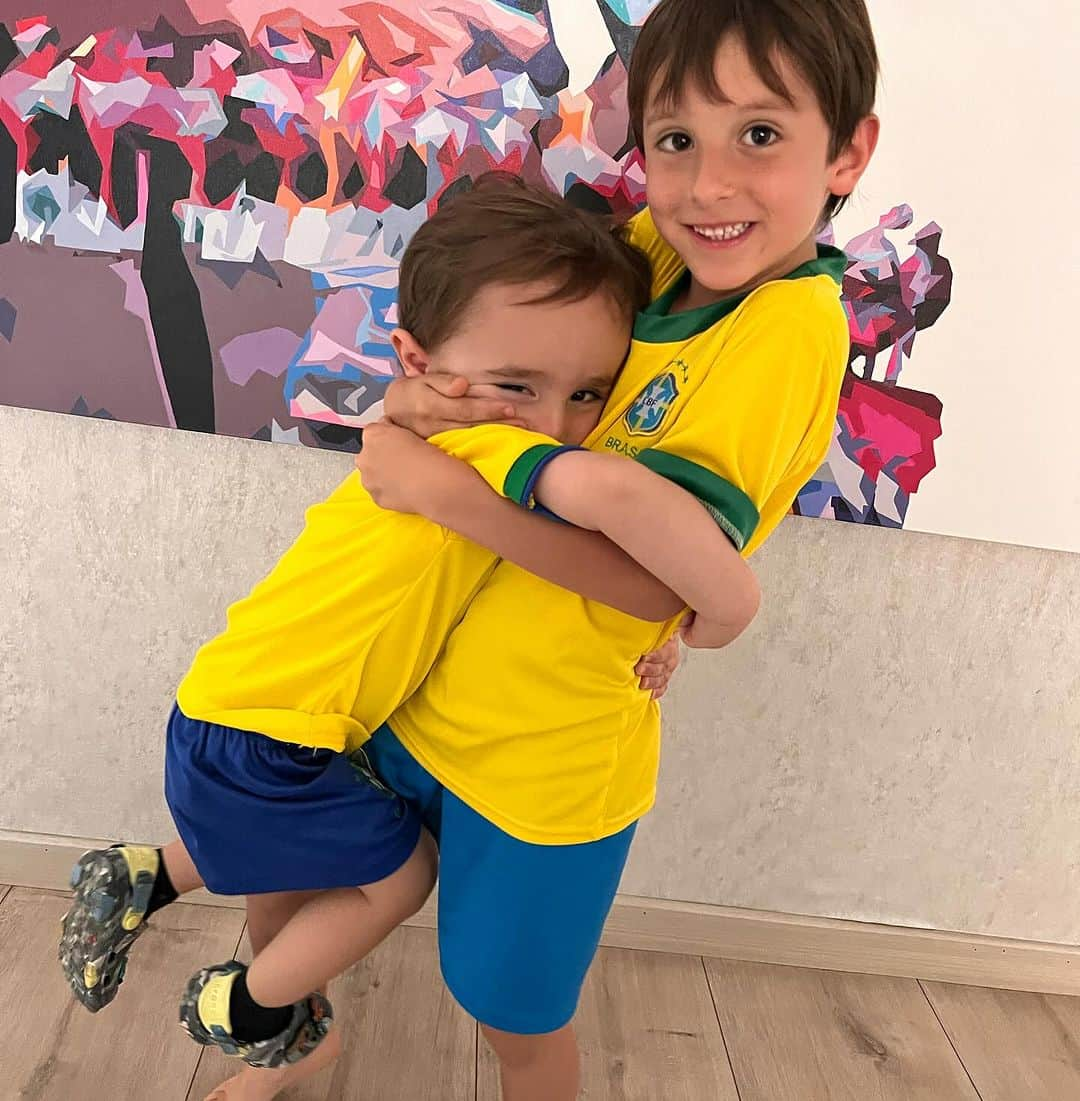 Carolina Cruz Osorioさんのインスタグラム写真 - (Carolina Cruz OsorioInstagram)「• Y bueno, que le escribe uno a esto, se me acabaron los adjetivos para este par de hombres de mi vida entera 👩‍👦‍👦 Gracias DIOS 🙌🏼」11月29日 4時02分 - carolinacruzosorio