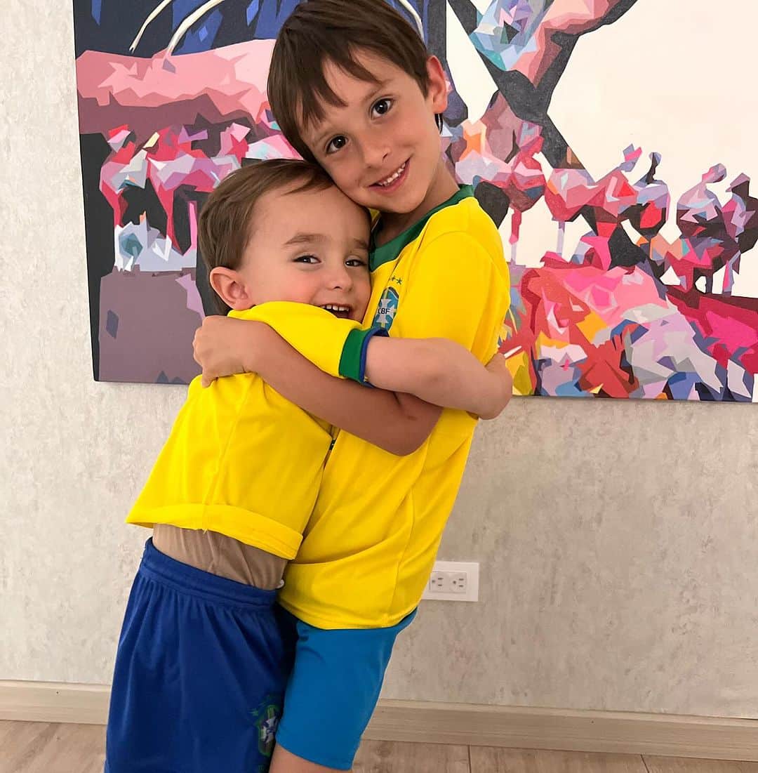 Carolina Cruz Osorioのインスタグラム：「• Y bueno, que le escribe uno a esto, se me acabaron los adjetivos para este par de hombres de mi vida entera 👩‍👦‍👦 Gracias DIOS 🙌🏼」