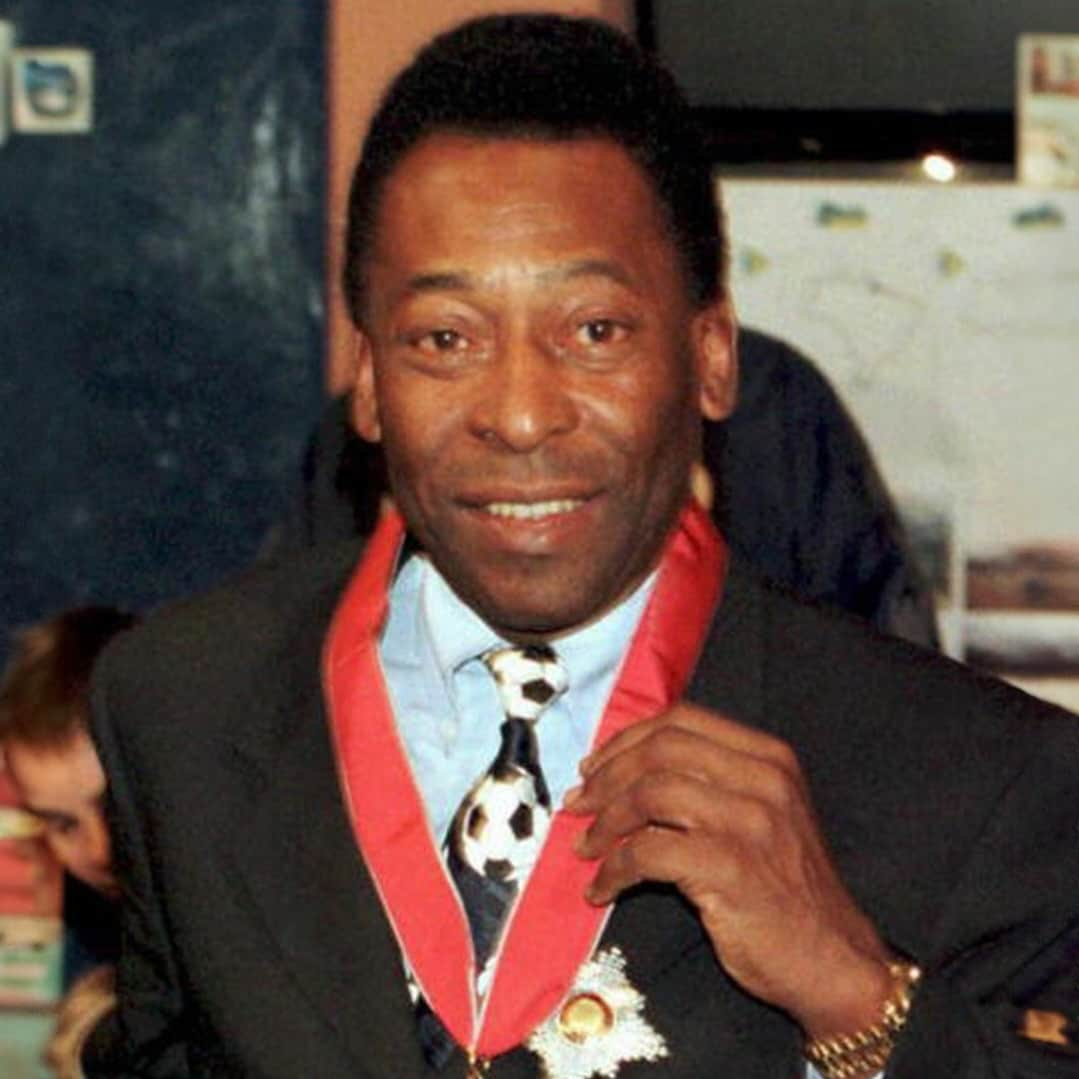 ペレさんのインスタグラム写真 - (ペレInstagram)「Pelé acumulou honrarias ao redor do mundo, incluindo o título de Cavaleiro do Império Britânico em 1997, que é equivalente ao título de Sir, normalmente concedido apenas a pessoas nascidas na Grã-Bretanha. Ele recebeu essa honra diretamente das mãos da Rainha Elizabeth II. . Pelé accumulated honors around the world, including the title of Knight of the British Empire in 1997, which is equivalent to the title of Sir, usually granted only to individuals born in Great Britain. He received this honor directly from the hands of Queen Elizabeth II.」11月29日 4時09分 - pele