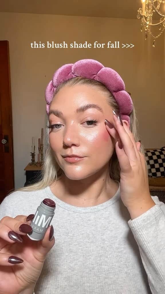 Milk Makeupのインスタグラム：「Ok, but is it still fall or is it officially winter? 🤔 Let us know your take in the comments ⬇️  Regardless, @allisonknipe (she/her) shows that Lip + Cheek in shade Quickie is for any season 😏 #makeuptips #purpleblush #holidaymakeup」