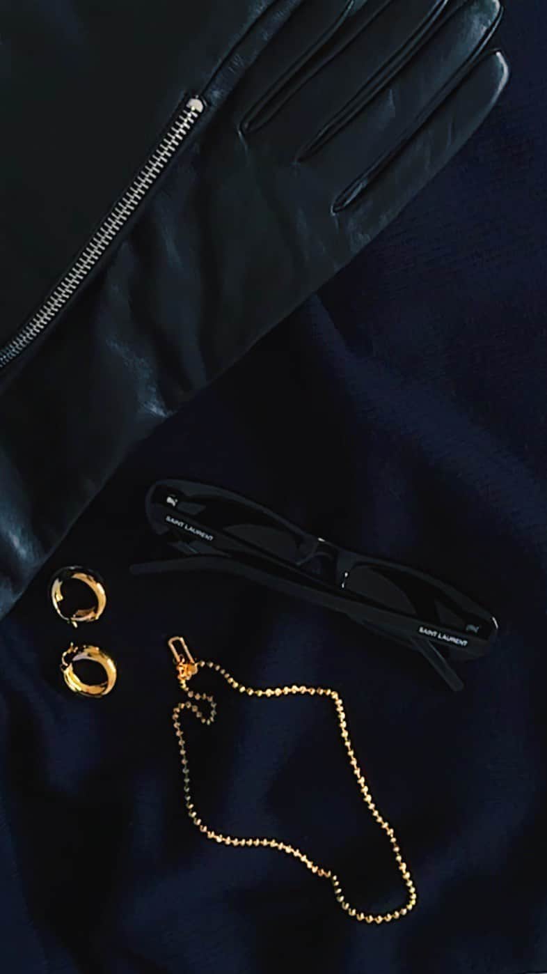 sananasのインスタグラム：「*Publicité|gifting* Cet ensemble en laine @rodierparis 🤌🏻 Je ne sais pas pour vous mais en vrai, le froid m’avait manquée 🥹Je suis la seule ou ?…  ✖️✖️ Ensemble @rodierparis  Veste @thefrankieshop  Bottes @chanelofficial  Chemise @jacquemus  Sac Kelly Elan Hermès Lunettes @ysl  Bijoux @missomalondon  Parfum @pradabeauty Infusion de Vanille Rouge à lèvres @vievemuse Kink」