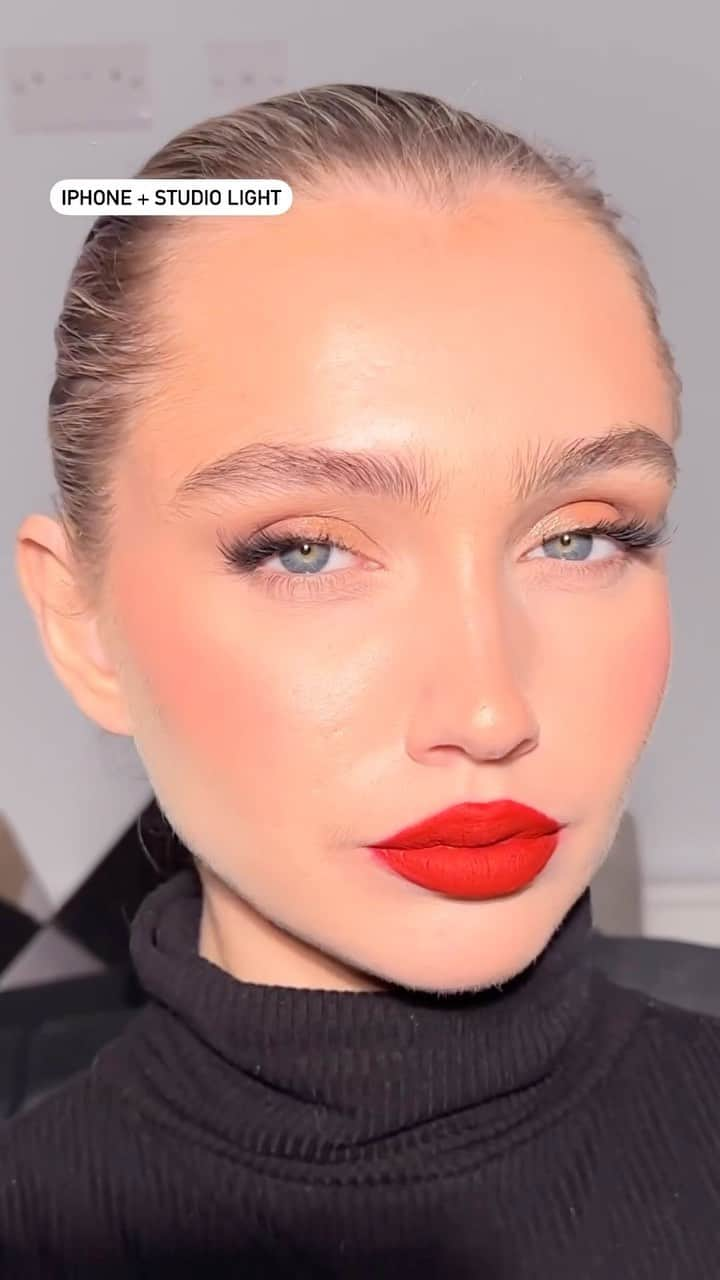 wakeupandmakeupのインスタグラム：「It’s all an illusion❤️‍🩹 @elizabethkayeturner  “texture is real and normal! As you can see my makeup looks so different in all of these different lightings, so can you imagine what it would look like in person to the naked eye?❤️ “」