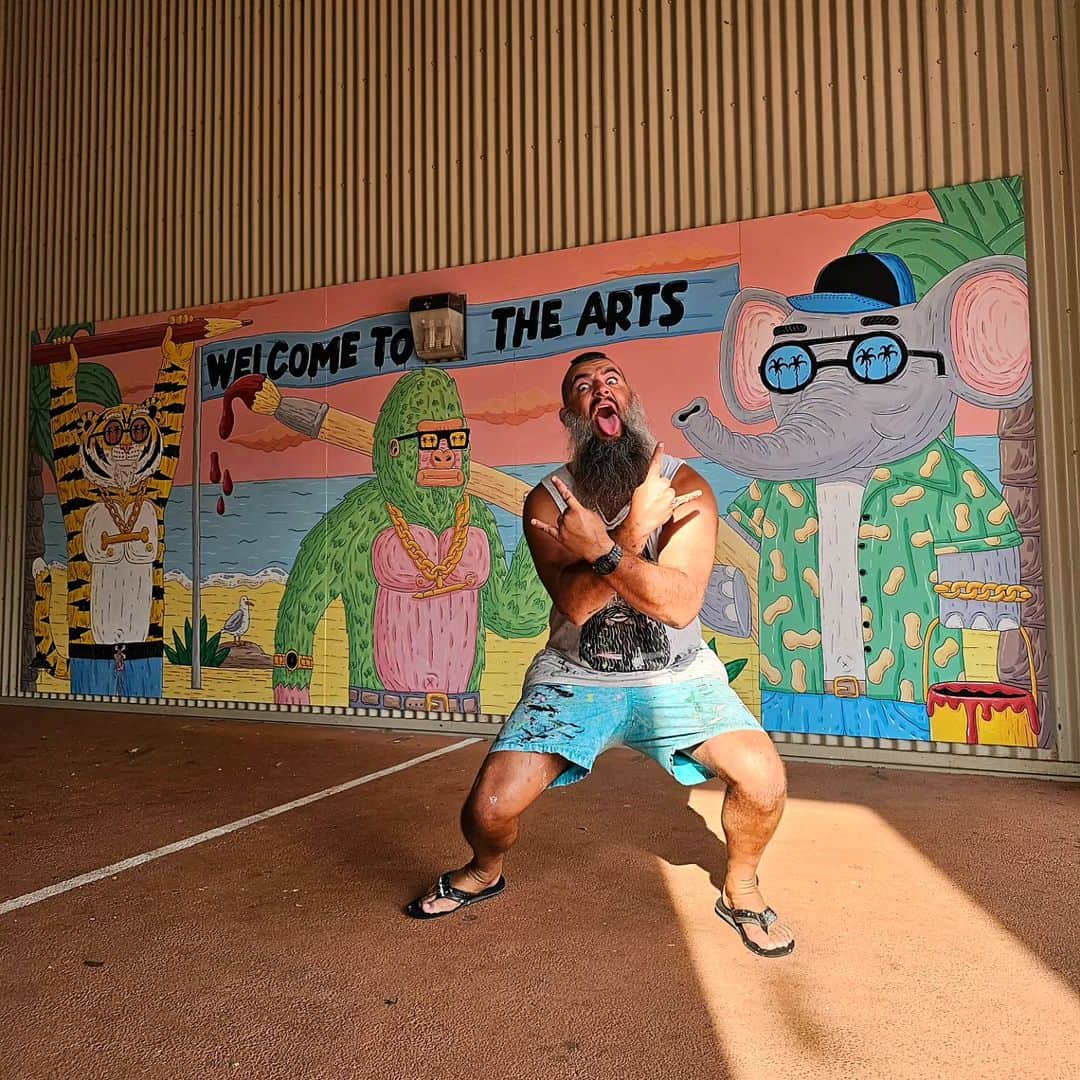 MULGAのインスタグラム：「Welcome to the arts! 🤘😎🤘  The second mural I painted at @karratha.senior.high.school, this time near the Arts department 🐯🦍🐘」