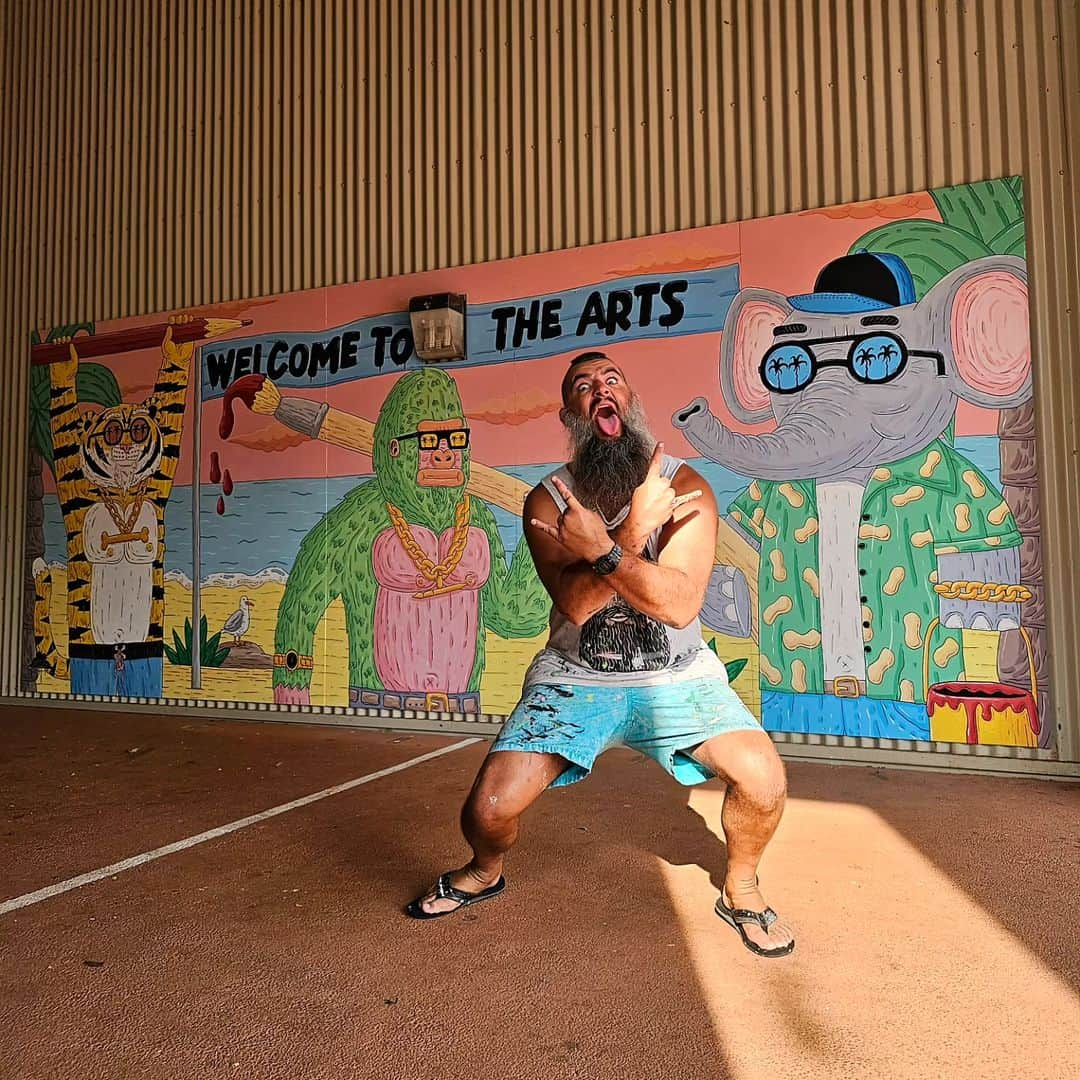 MULGAさんのインスタグラム写真 - (MULGAInstagram)「Welcome to the arts! 🤘😎🤘  The second mural I painted at @karratha.senior.high.school, this time near the Arts department 🐯🦍🐘」11月29日 4時26分 - mulgatheartist