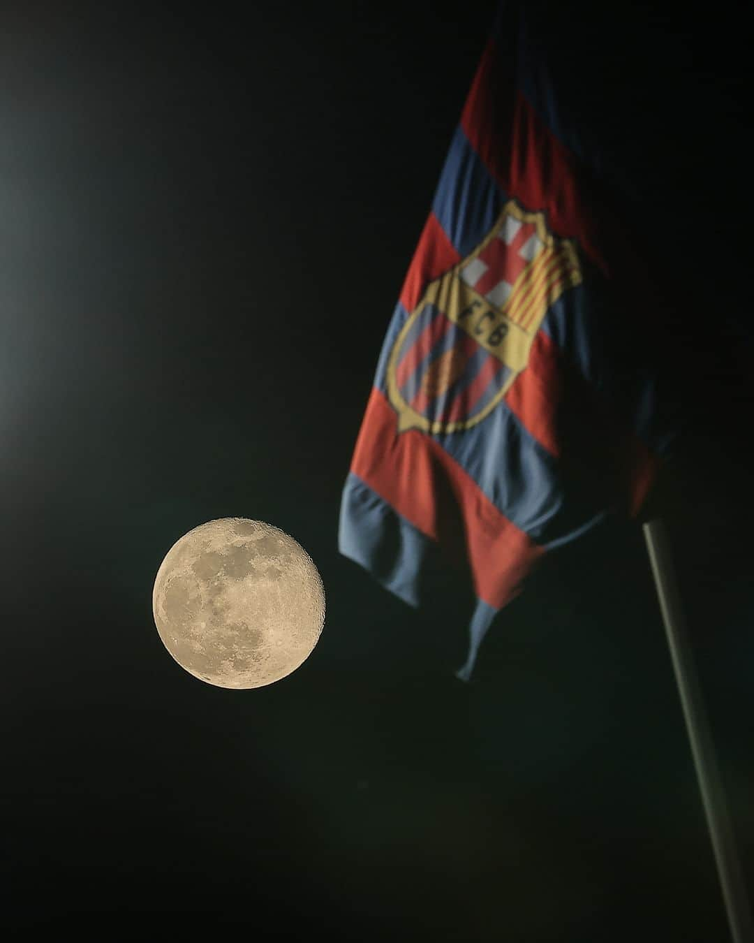 UEFAチャンピオンズリーグのインスタグラム：「Photography on point 😲🌕  #UCL」