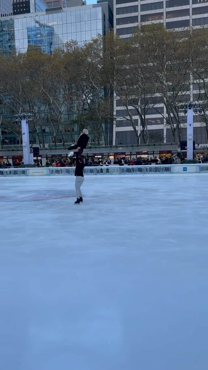 アレクサ・シメカのインスタグラム：「Come see us live TONIGHT at 6pm at Bryant Park! It’s the annual Tree Lighting at Bank of America Winter Village! Don’t miss the fun with my friends @mariahsk8rbell @karebearsk8 Ryan Bradley and my amazing partner @brandon_f1992! @bryantparknyc @bankofamerica @davidbaden」