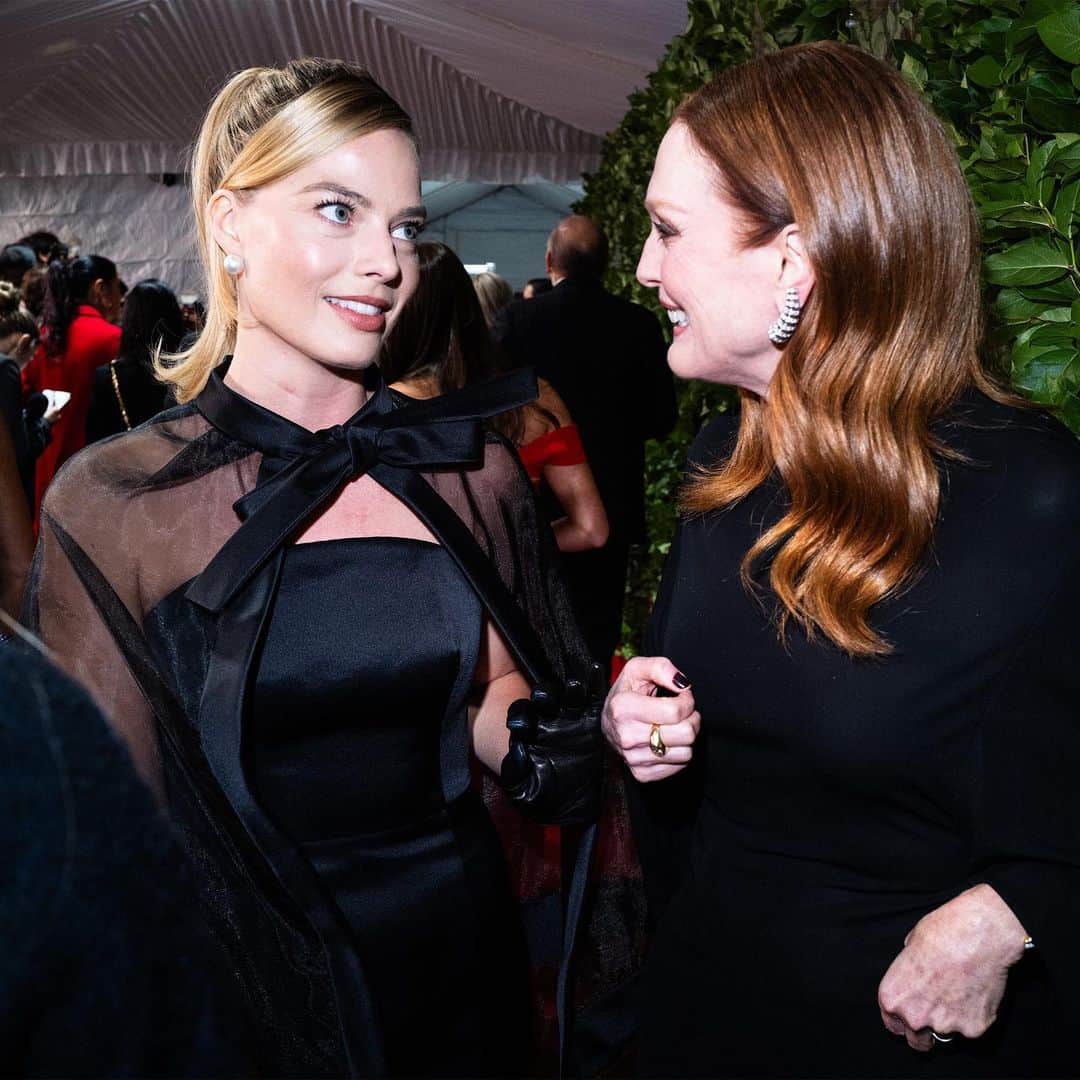 Vanity Fairさんのインスタグラム写真 - (Vanity FairInstagram)「At last night’s Gotham Awards, Leonardo DiCaprio, Margot Robbie, Steven Yeun, Bradley Cooper, and more Hollywood stars convened for the first time after months of strikes.  The ceremony—awards season’s unofficial kickoff—delivered Oscar campaign boosts for Lily Gladstone, Charles Melton, and ‘Past Lives,’ and spotlighted the year’s most celebrated films, big and small. See more at the link in bio.  Photographs by @landonnordeman」11月29日 4時24分 - vanityfair