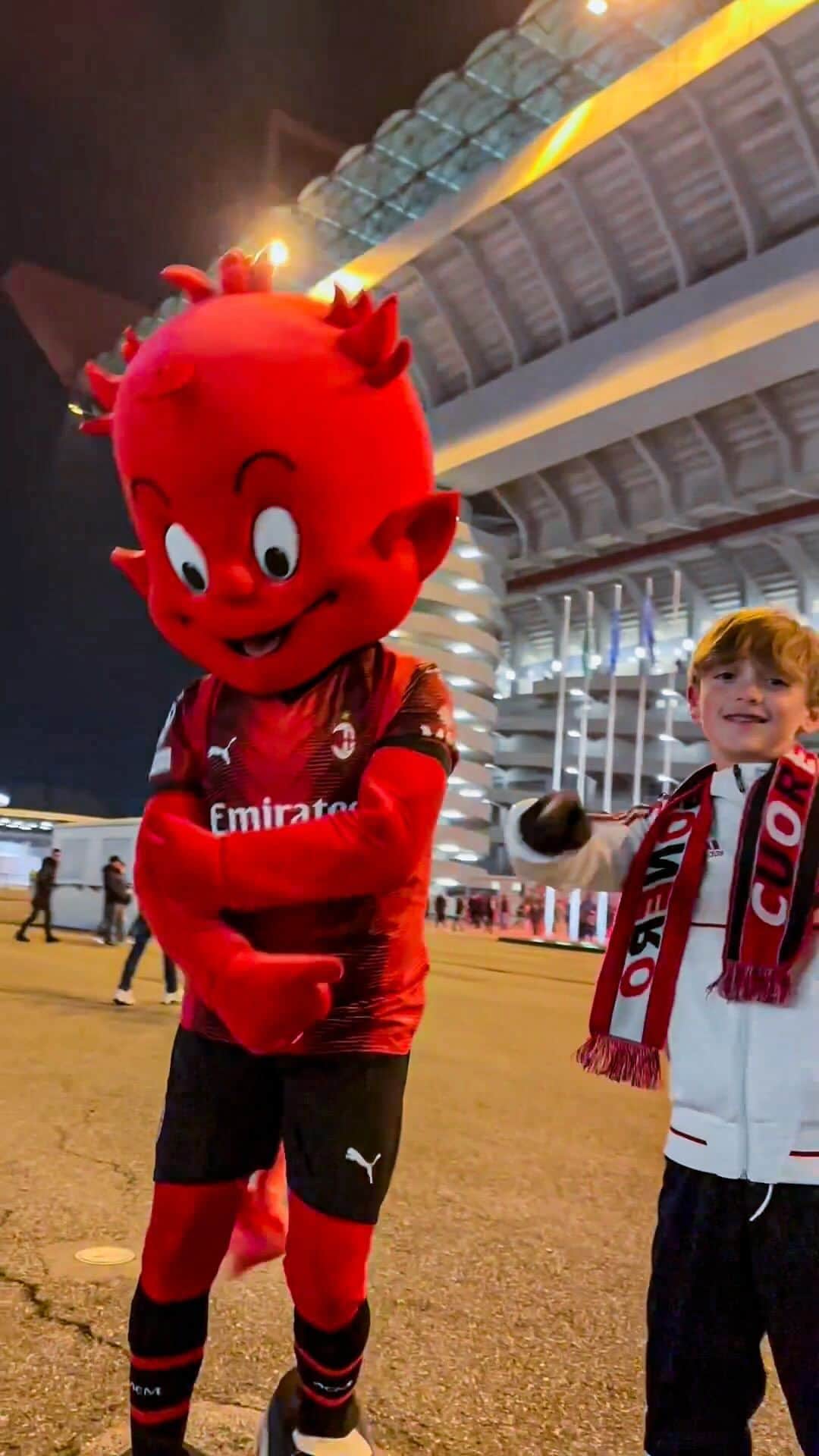 のインスタグラム：「Rossoneri passion knows no bounds ❤️🖤  #ACMBVB #UCL #SempreMilan」