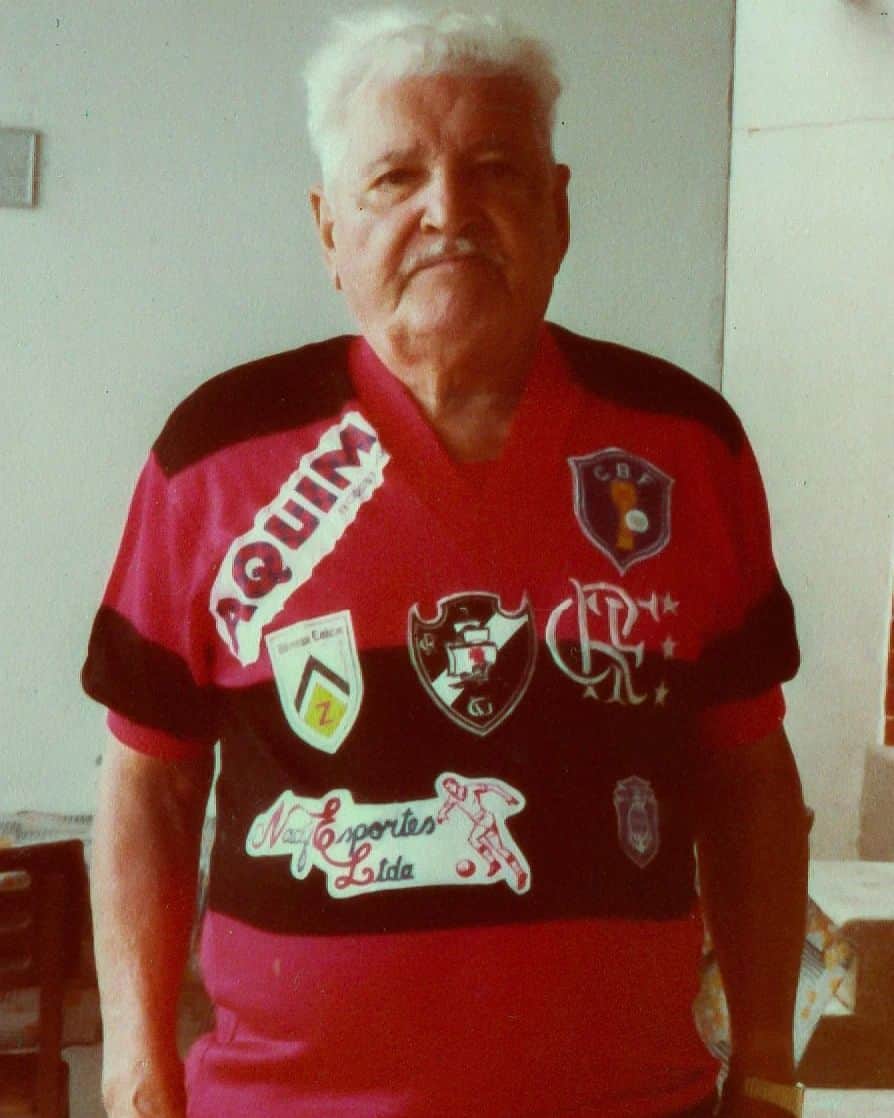 ジーコさんのインスタグラム写真 - (ジーコInstagram)「Imagem rara do Seu Antunes, encontrada nos álbuns de família do @eacoimbra. (10.06.84)  Detalhes: Era uma camisa personalizada para o seu aniversário de 83 anos, com o número 83 estampado atrás.  Explicando a salada de escudos:  - Zico ainda jogava na Udinese; - Zeca (Antunes) treinava o Olaria; - Edu treinava o Vasco; - Aquim, antiga loja de tecidos do Centro do Rio do Sr. Elias Aquim, amigo da família; - A Nacif Esporte LTDA é uma loja de material esportivo que fica na Rua Buenos Aires, Centro, RJ. Na época, Nacib Nacif, flamenguista nato, era dono da loja e amigo do Galinho; - CBF porque o Zicão ainda estava por lá.  E claro, a camisa base escolhida foi do @Flamengo porque o velho Antunes era MENGÃO PRA CAR@LEO.  📷📝 @eacoimbra (Twitter)」11月29日 4時34分 - zico