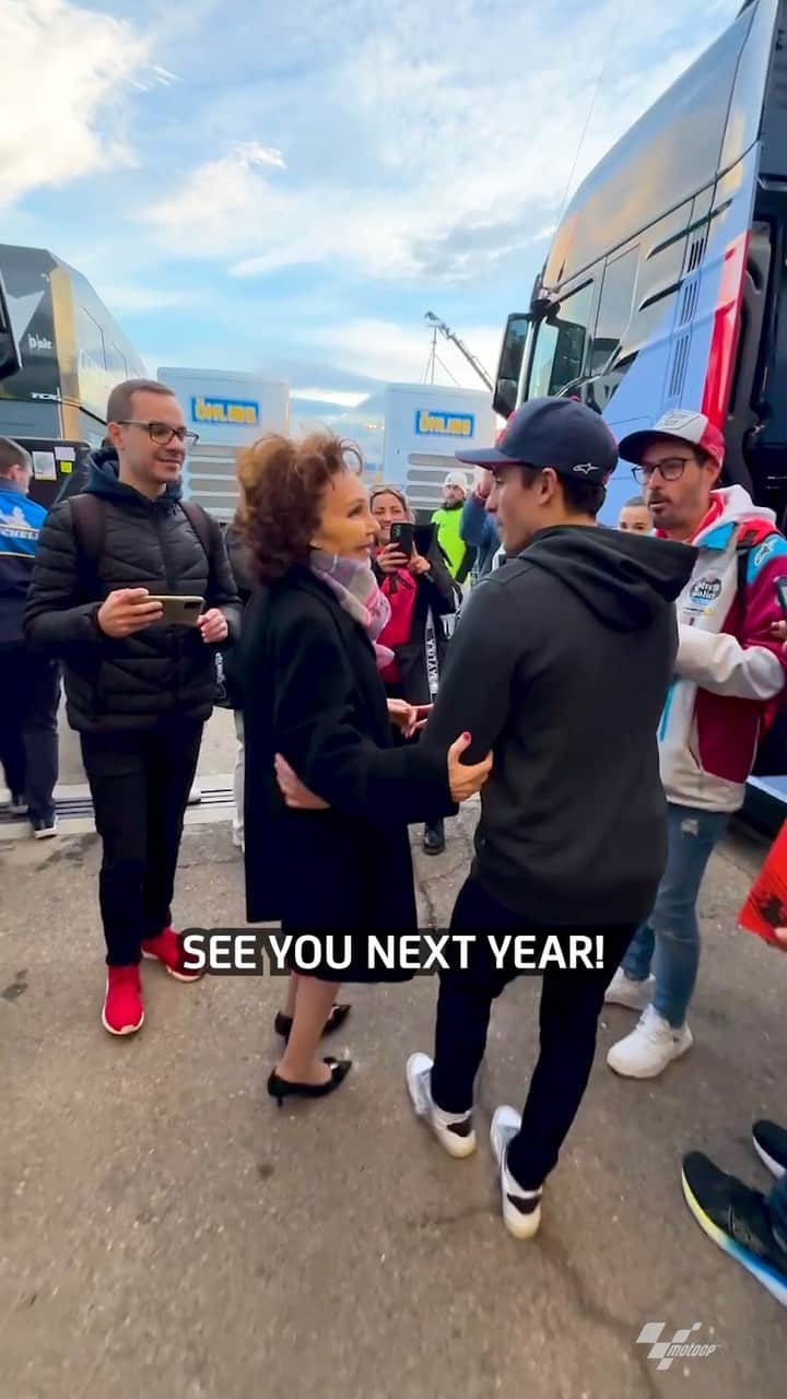 MotoGPのインスタグラム：「Attracting fans from every generation 😂🔝  #ValenciaTest ⏱️ #MotoGP #MarcMarquez #MM93」