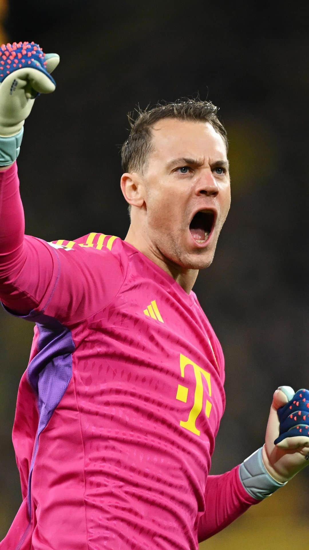 バイエルン・ミュンヘンのインスタグラム：「#FCBayern x @manuelneuer | 𝑺𝒊𝒏𝒄𝒆 𝟐𝟎𝟏𝟏 – 𝒂𝒕 𝒍𝒆𝒂𝒔𝒕 𝒖𝒏𝒕𝒊𝒍 𝟐𝟎𝟐𝟓 🤜🤛  #MiaSanMia」