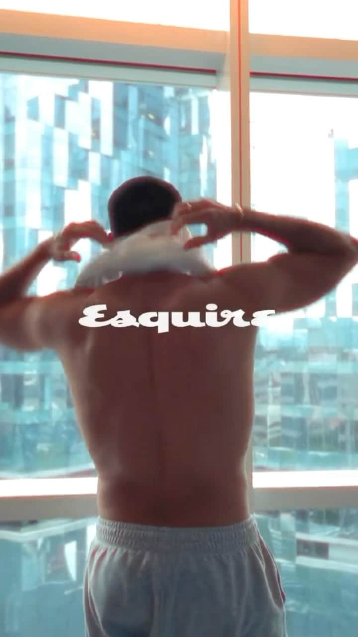 ミゲル・エンジェル・シルベストレのインスタグラム：「@esquiremx  @prada  Estilismo @fernan.mx  Director @alfonsoparra__」