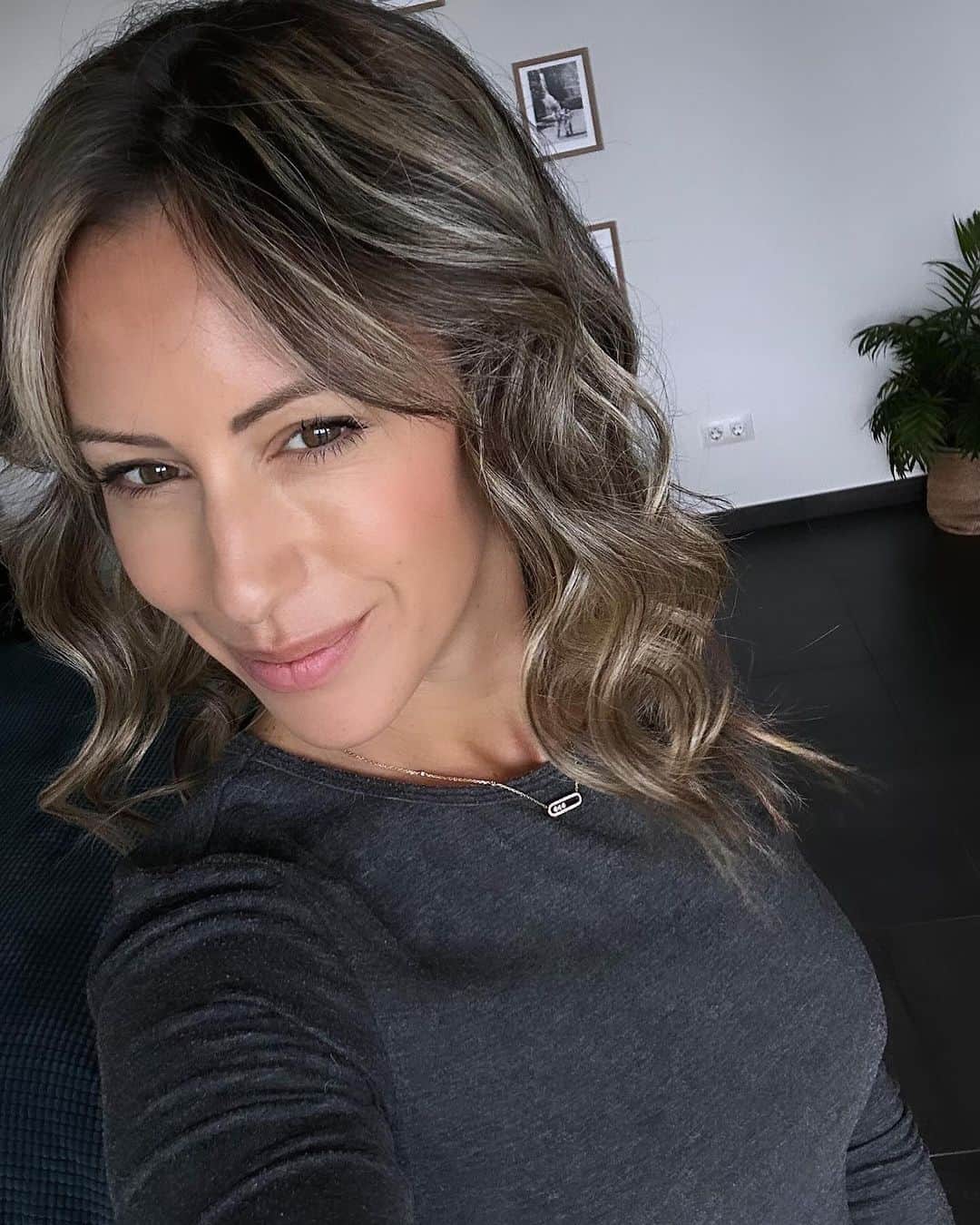 Carolineのインスタグラム：「1- Mes nouveaux cheveux 2- Après l’école  3- Ma vue au réveil  Nouveau vlog en ligne sur ma chaîne !」
