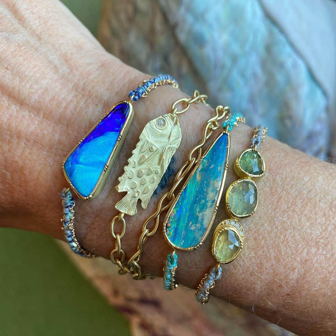 ブルックグレグソンのインスタグラム：「Always happy swimming 🐟 with unique Boulder Opal Gem Wovens and 18k Mobius ♾️ chain.」