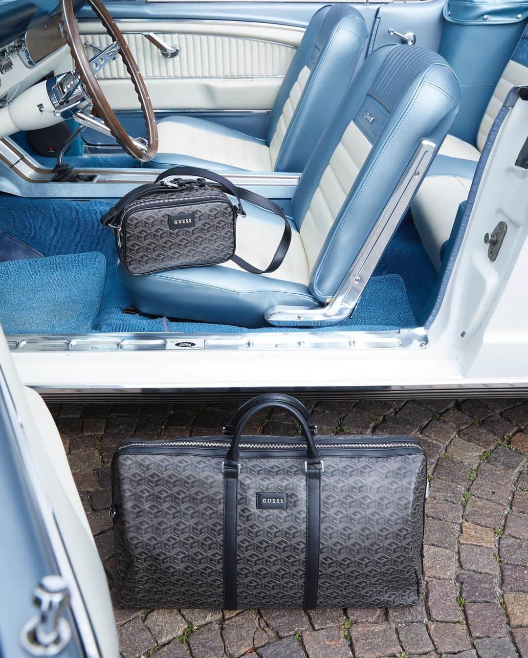 ゲスのインスタグラム：「Bags make the best travel companions (& gifts). #GiftMeGUESS」
