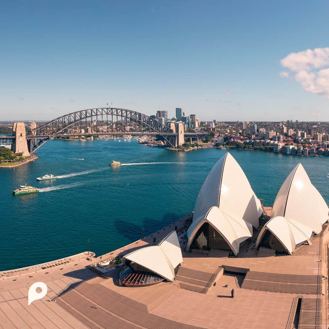 PicLab™ Sayingsのインスタグラム：「That’s a skyline we could spot anywhere! 🇦🇺 Our latest city guide, Sydney edition, just hit the link in our bio. World-class beaches, stunning new restaurants, vibey rooftop bars, and iconic city sights await. Check it out now.」