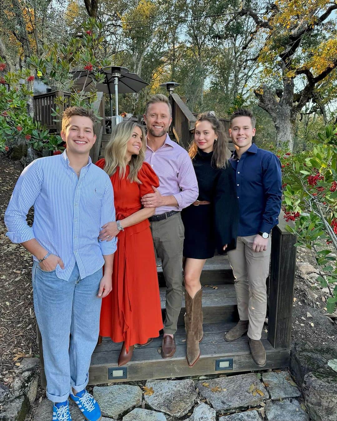 キャンディス・キャメロン・ブレのインスタグラム：「A very Bure Thanksgiving with all my babies in one place!!! Beyond grateful for this family the Lord has blessed me with, and for 80 wonderful years of my Dad…the one that keeps us all laughing 🎂🧡」