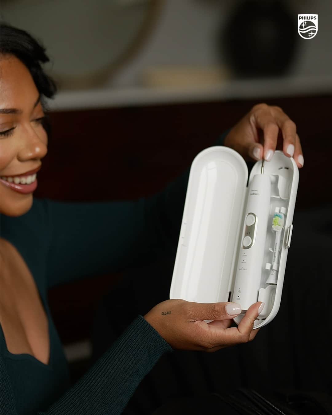 Philips Sonicareのインスタグラム：「“When packing for travel, a checklist is so essential. On that list, I have my #PhilipsSonicare ProtectiveClean 6100 toothbrush because this is the brush I trust the most to give me the confidence I need to tackle any new adventure. As an added bonus, it comes with a travel case which is another major essential to protect my toothbrush!”   📸 @faceovermatter」