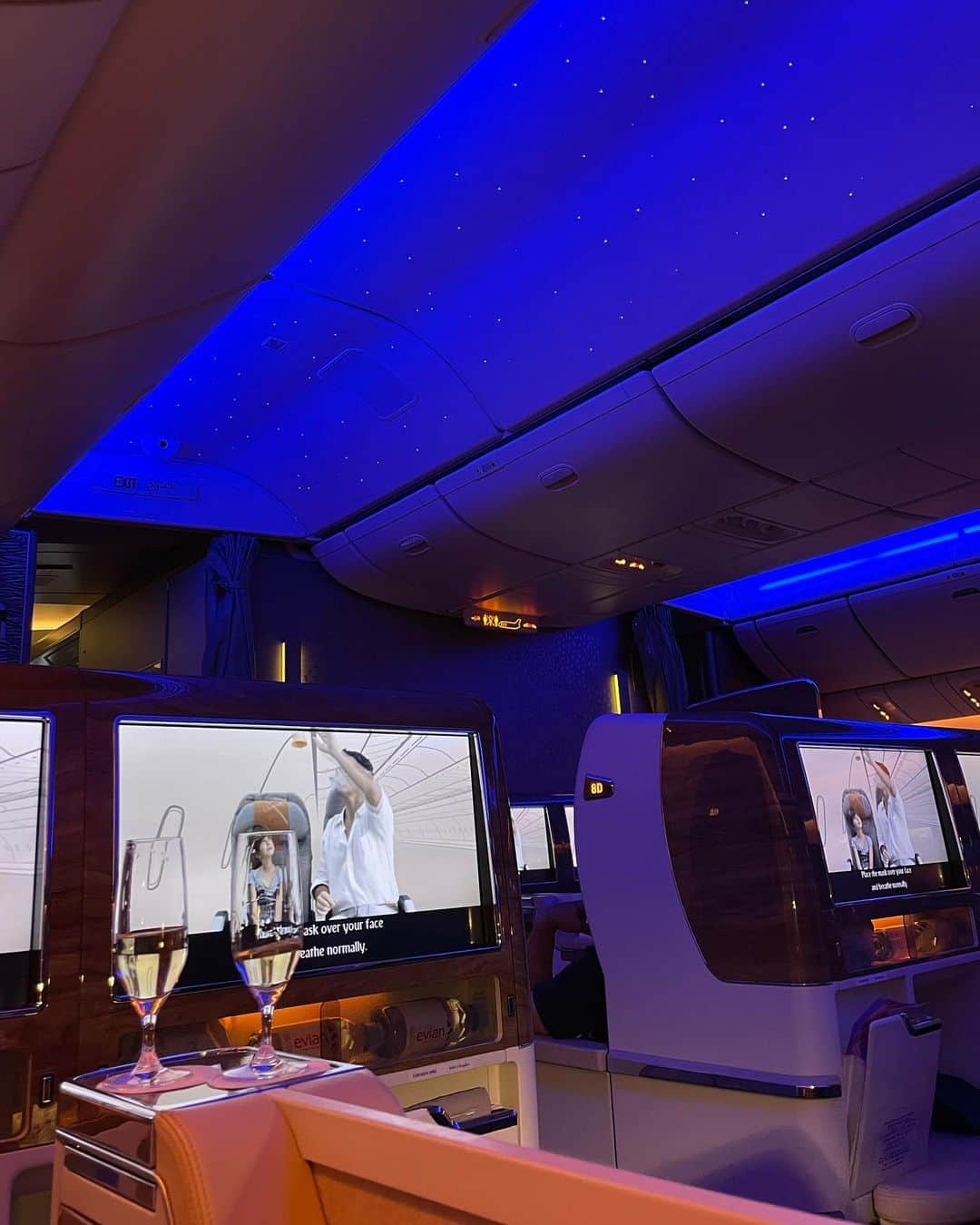 鈴木愛美さんのインスタグラム写真 - (鈴木愛美Instagram)「: 𝓔𝓶𝓲𝓻𝓪𝓽𝓮𝓼 𝓪𝓲𝓻𝓵𝓲𝓷𝓮✈︎✴︎°  今年何回飛行機乗ったかな。 今年人生で1番飛行機乗ってる気がする♡✴︎°  飛行機からの景色って本当神秘的🕊️🤍  #Emirates #emiratesairline」11月29日 5時08分 - x.manya.x