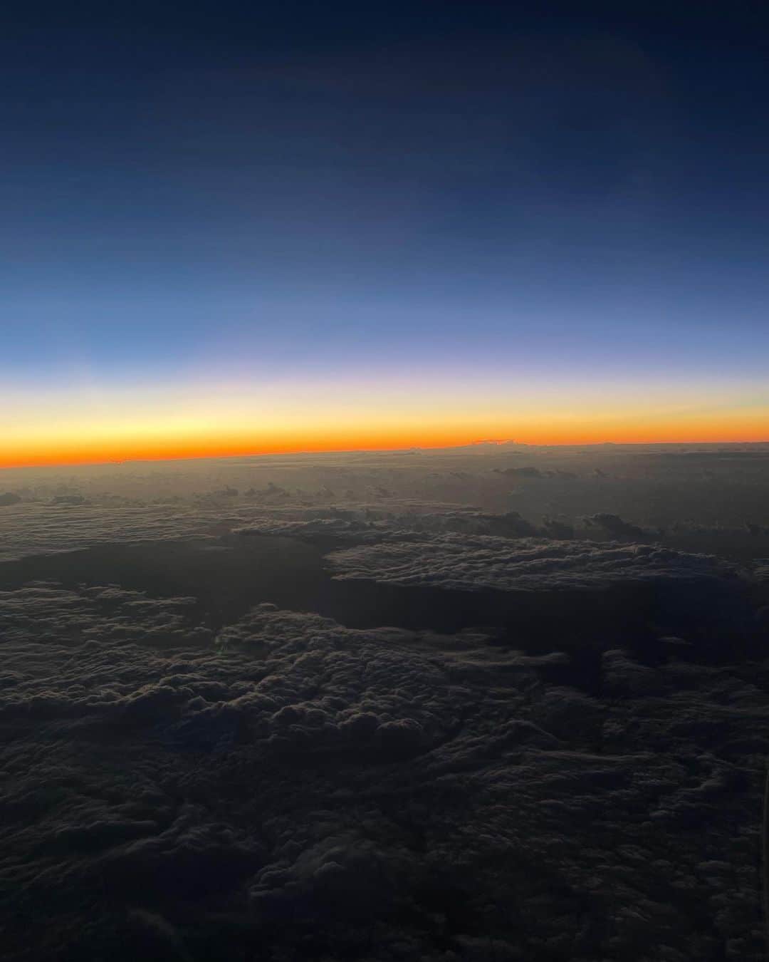 鈴木愛美のインスタグラム：「: 𝓔𝓶𝓲𝓻𝓪𝓽𝓮𝓼 𝓪𝓲𝓻𝓵𝓲𝓷𝓮✈︎✴︎°  今年何回飛行機乗ったかな。 今年人生で1番飛行機乗ってる気がする♡✴︎°  飛行機からの景色って本当神秘的🕊️🤍  #Emirates #emiratesairline」