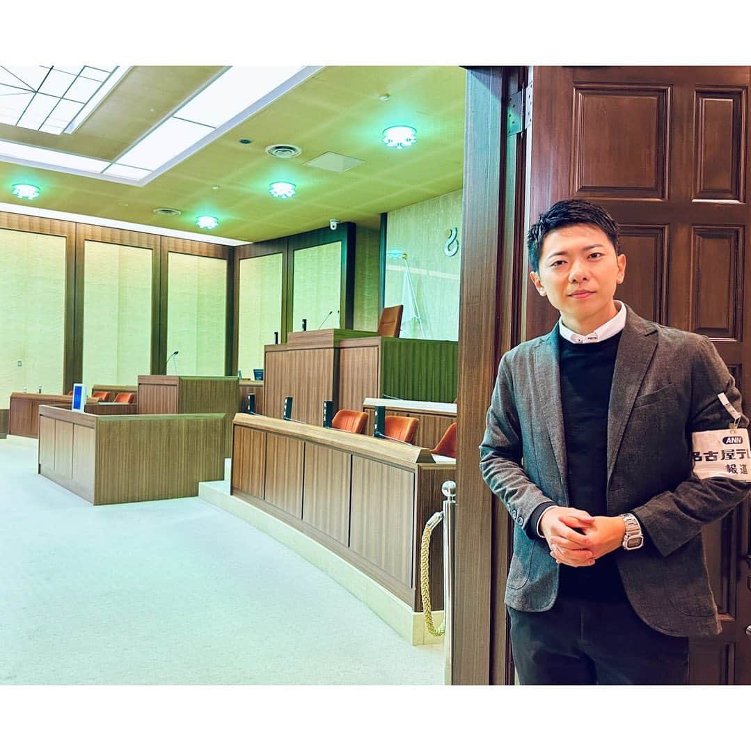 上坂嵩のインスタグラム：「東郷町議会 . 昨日は、" #ハラスメント"問題で #井俣憲治 町長への不信任決議案が提出された 東郷町議会を取材。 議会後の井俣町長に話も聞きました。 . 3時間半に及んだ、審議。 . 不信任案に賛成派の議員からは、 「ハラスメントは人権問題。町長は即刻辞めるべき」 「町のイメージをダウンさせた責任もある」との声が。 . 一方、反対派の議員からは、 「ハラスメントは許されるべきではない」とした上で 「組織内の調査が十分とは言い切れない現段階では 　不信任決議案に賛成しきれない」といった声が。 . 印象的だったのは、 反対派の議員からも 「町長には、自ら辞職することを求める」 といった厳しい声も上がっていたこと。 . 不信任決議という判断の大きさの捉え方によっても 判断がわかれるのだと感じます。 . 今回、不信任決議案は否決となりましたが、 町長の責任を問う声はおさまっていません。 . 第三者委員会の判断がどのようなものになるのか。 井俣町長がどのような姿勢を見せていくのか。 事態の収束には、まだ時間が掛かりそうです。 .  .」