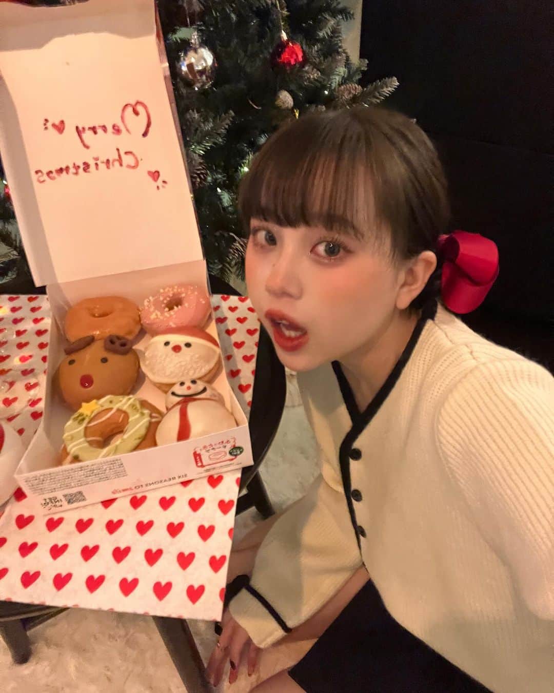 のインスタグラム：「Christmas home party  3人の写真も早く載せたいけど取り急ぎ、、🤭🤭  この白ニットがクリスマスの雰囲気と合いすぎて本当に可愛いの〜〜!!🤦🏻❤️  holiday seasonに是非着て欲しい。。🤗🤍」