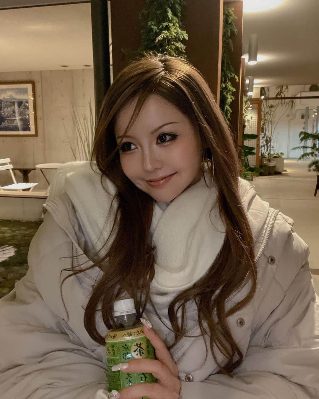 ＬＩＮＣＡさんのインスタグラム写真 - (ＬＩＮＣＡInstagram)「It's getting cold！！  冬に着る白のダウン大好きだけど ベイマックスなるよね⛄️私だけかしら⛄️🤍🤍  いつも髪色最高です！ありがとうございます🙏✨ @masarusaito_lowrl  #y2k #y2kmakeup」11月28日 20時16分 - linstgram1217