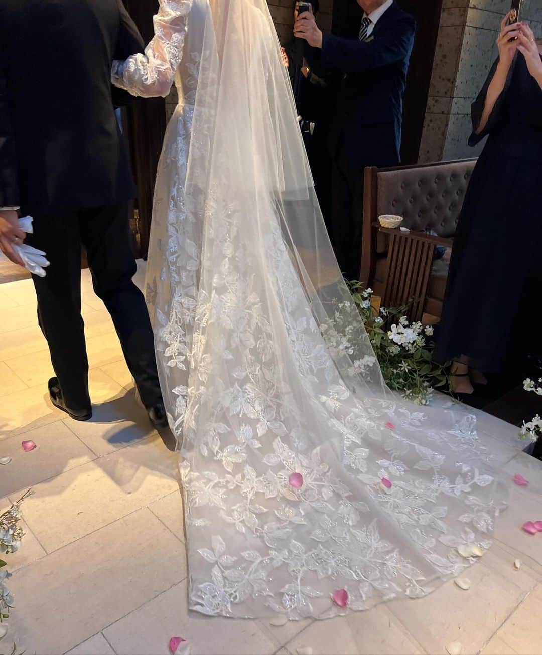 金澤葵のインスタグラム：「. Happy wedding💐✨  大ちゃんちさとちゃん、結婚おめでとう♡ とっても素敵な結婚式に呼んでくれてありがとう🤝🏻  たくさん幸せな気持ちになれました☺️」