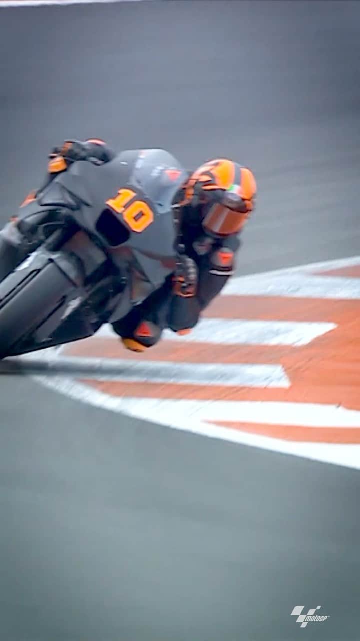 レプソル・ホンダのインスタグラム：「The dream comes true! 🙌 Hitting the track onboard the RC213V for the first time ! 😎   #ValenciaTest #MotoGP #Motorsport #Motorcycle #Racing #LucaMarini #LM10」