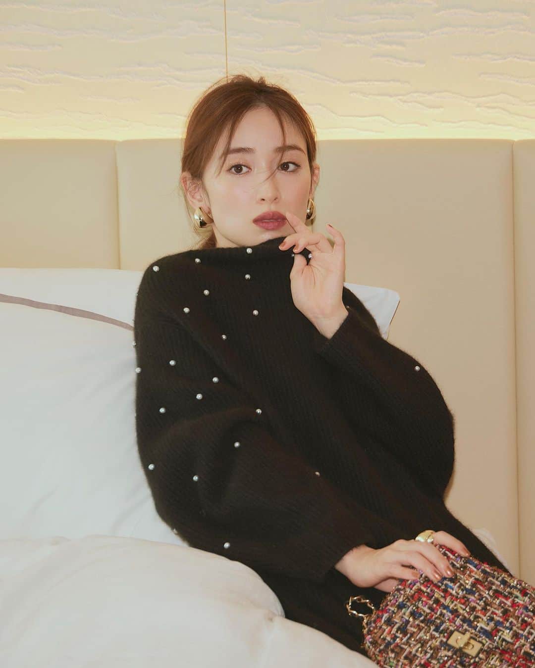 フレイアイディーさんのインスタグラム写真 - (フレイアイディーInstagram)「Happy “FRAY” Holidays!  2023 Holiday Outfit Ideas feat.Rika Izumi  クリスマスや年末年始など 人と会う機会も増えるホリデーシーズンは、 どんな予定の自分もちょっと素敵に 自信が持てるような“最高の一着”で、 お出かけを楽しみたいもの。 華やかさや今っぽさ、スタイルアップまで おしゃれの理想がぎゅっと詰まった FRAY I.Dの最新コレクションで、特別な一日を。  Holiday Style #7  「憧れのホテルステイでは リラクシーでも華やぐワンピを」  Limited item Official online store & Lumine shinjuku 2  ラクーン＆ウール混のやわらかな素材感と ルーズなシルエットが心地いい限定ニットワンピは、 クリスマスにピッタリのパールつき仕様へとアップデート。 オンライン限定のツイードバッグと一緒なら、 いっそう特別感のある装いに。  Knit dress [Limited] ¥26,400 (tax in) Earrings ¥10,340 (tax in) Ring ¥6,600 (tax in) Bag [Online Limited] ¥13,640 (tax in) Shoes ¥24,200 (tax in)  Height:166cm Size:1 #frayid #2023wintercollection」11月28日 20時09分 - fray_id