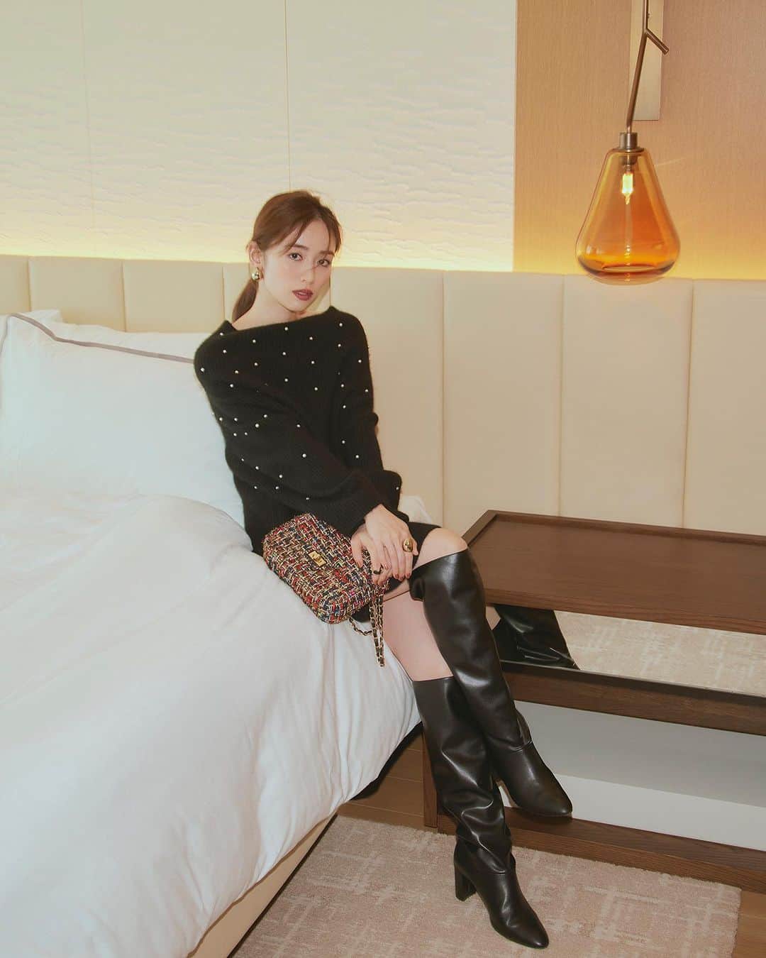 フレイアイディーさんのインスタグラム写真 - (フレイアイディーInstagram)「Happy “FRAY” Holidays!  2023 Holiday Outfit Ideas feat.Rika Izumi  クリスマスや年末年始など 人と会う機会も増えるホリデーシーズンは、 どんな予定の自分もちょっと素敵に 自信が持てるような“最高の一着”で、 お出かけを楽しみたいもの。 華やかさや今っぽさ、スタイルアップまで おしゃれの理想がぎゅっと詰まった FRAY I.Dの最新コレクションで、特別な一日を。  Holiday Style #7  「憧れのホテルステイでは リラクシーでも華やぐワンピを」  Limited item Official online store & Lumine shinjuku 2  ラクーン＆ウール混のやわらかな素材感と ルーズなシルエットが心地いい限定ニットワンピは、 クリスマスにピッタリのパールつき仕様へとアップデート。 オンライン限定のツイードバッグと一緒なら、 いっそう特別感のある装いに。  Knit dress [Limited] ¥26,400 (tax in) Earrings ¥10,340 (tax in) Ring ¥6,600 (tax in) Bag [Online Limited] ¥13,640 (tax in) Shoes ¥24,200 (tax in)  Height:166cm Size:1 #frayid #2023wintercollection」11月28日 20時09分 - fray_id