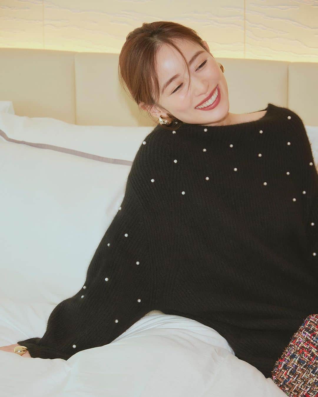 フレイアイディーさんのインスタグラム写真 - (フレイアイディーInstagram)「Happy “FRAY” Holidays!  2023 Holiday Outfit Ideas feat.Rika Izumi  クリスマスや年末年始など 人と会う機会も増えるホリデーシーズンは、 どんな予定の自分もちょっと素敵に 自信が持てるような“最高の一着”で、 お出かけを楽しみたいもの。 華やかさや今っぽさ、スタイルアップまで おしゃれの理想がぎゅっと詰まった FRAY I.Dの最新コレクションで、特別な一日を。  Holiday Style #7  「憧れのホテルステイでは リラクシーでも華やぐワンピを」  Limited item Official online store & Lumine shinjuku 2  ラクーン＆ウール混のやわらかな素材感と ルーズなシルエットが心地いい限定ニットワンピは、 クリスマスにピッタリのパールつき仕様へとアップデート。 オンライン限定のツイードバッグと一緒なら、 いっそう特別感のある装いに。  Knit dress [Limited] ¥26,400 (tax in) Earrings ¥10,340 (tax in) Ring ¥6,600 (tax in) Bag [Online Limited] ¥13,640 (tax in) Shoes ¥24,200 (tax in)  Height:166cm Size:1 #frayid #2023wintercollection」11月28日 20時09分 - fray_id