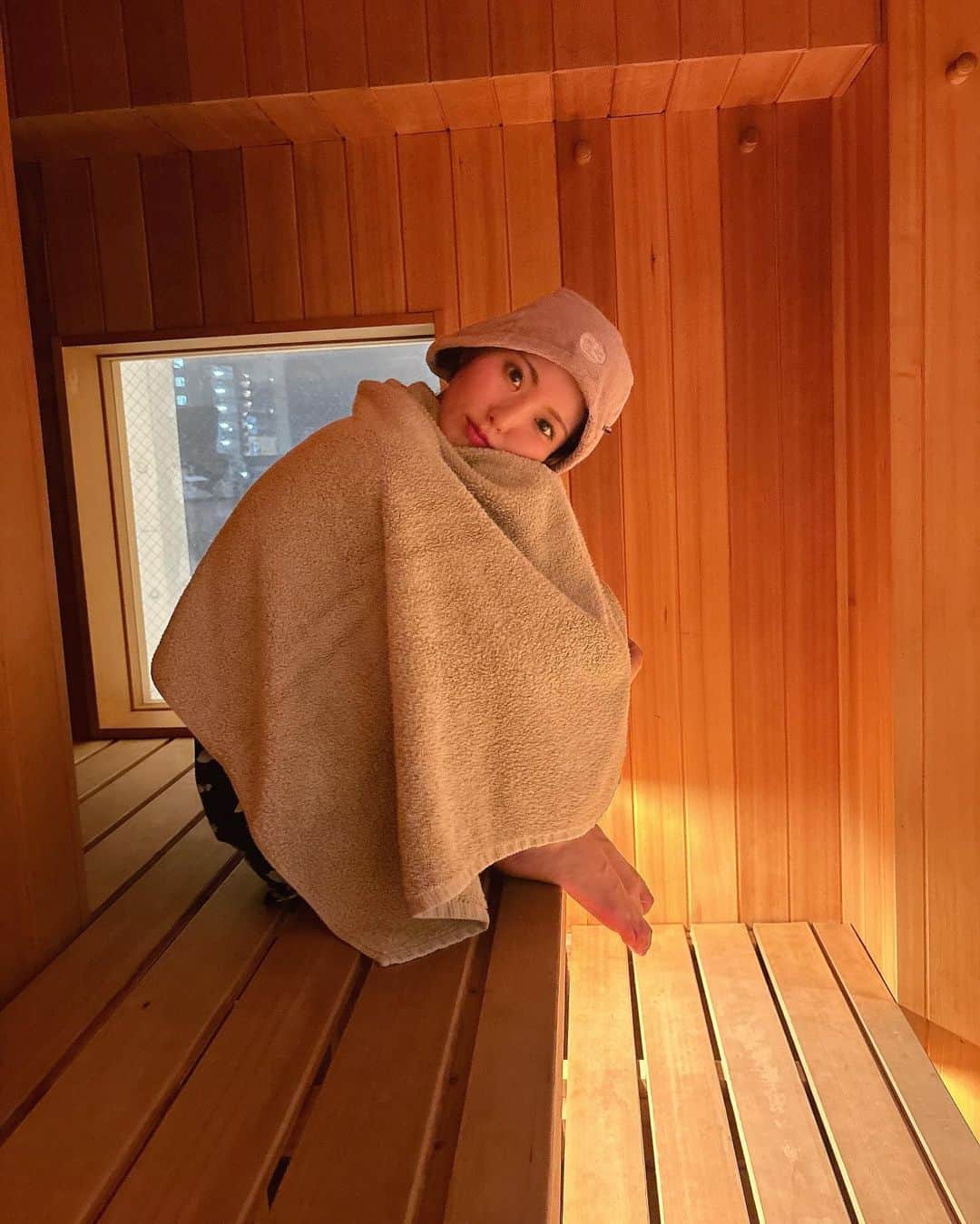 山下七子さんのインスタグラム写真 - (山下七子Instagram)「念願のカミノウラ307に行ってきました〜🧖‍♀️✨ 素敵な場所を見つけてしまいました！☺️☺️  好きな時間に入れて好きなタイミングでロウリュが出来て水風呂も大きくて星を見ながら外気浴も出来ちゃうんです🌟 完全プライベート空間を楽しめて宿泊も出来るので朝からサウナに入れて幸せすぎました〜🫰🏻  #カミノウラ307#サウナ#プライベートサウナ#熊本#熊本サウナ#サウナハット#お出掛けスポット#PR」11月28日 20時09分 - yamashita_nanako