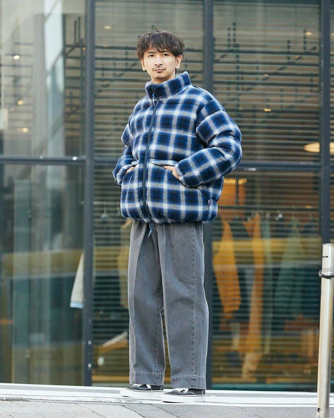 JOURNAL STANDARD relumeさんのインスタグラム写真 - (JOURNAL STANDARD relumeInstagram)「Penfield × JOURNAL STANDARD relume  「Penfield」と一緒に作り上げた、relumeでしか手に入らない完全別注アイテム。 今までありそうでなかったオンブレチェック柄のスタンドダウンジャケットです。  綿100%の目をひくオンブレチェックはこの別注ならでは。機能中綿を使用することによりしっかりとした防寒性やボリューム感、そしてケアの手軽さを兼ね備えています。  【PENFIELD / ペンフィールド】 1975年、「“ファッション”と“ファンクション”の両立」をコンセプトに、米国ハドソンで誕生しました。 ブランド創設当初より、モールデンミルズ社が開発したポーラフリースを使用するなど、先進性のある製品を提供してまいりました。 その精神は今も変わらずに創業時からの先進性＝「レガシー」を表現しながら、現代社会の生活に最適化された実用性、機能性を備えアップデートしたプロダクトを作り続けています。  No.23011464026030 【Penfield / ペンフィールド】別注 チェック PUFFY ダウンジャケット ¥35,200税込  No.23011464027030 【Penfield / ペンフィールド】別注 チェック PUFFY ダウンベスト ¥29,700税込  #penfield #ペンフィールド #オンブレチェック #2023aw #journalstandardrelume  #ジャーナルスタンダードレリューム」11月28日 20時11分 - js_relume