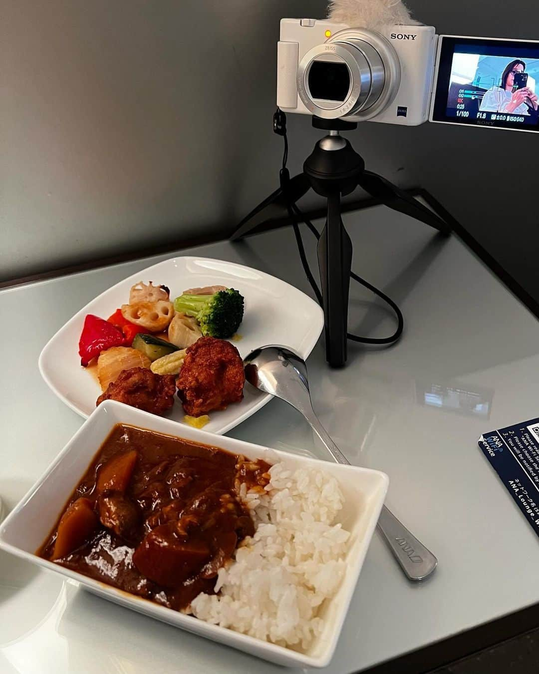 石井亜美さんのインスタグラム写真 - (石井亜美Instagram)「🖤  空港ファッション✈️  ハワイに向かうよver.  Hoodie＆bag @balenciaga  Top @allsaintsjapan  Bottom @champion_japan  Sneakers @salomon_japan  Glasses @kaneko_optical  Suitcase @samsonitejpn  #a___look  #balenciaga #champion #allsaints #空港 #成田空港 #空港ファッション #機内コーデ #コーディネート」11月28日 20時11分 - ami_ishii_