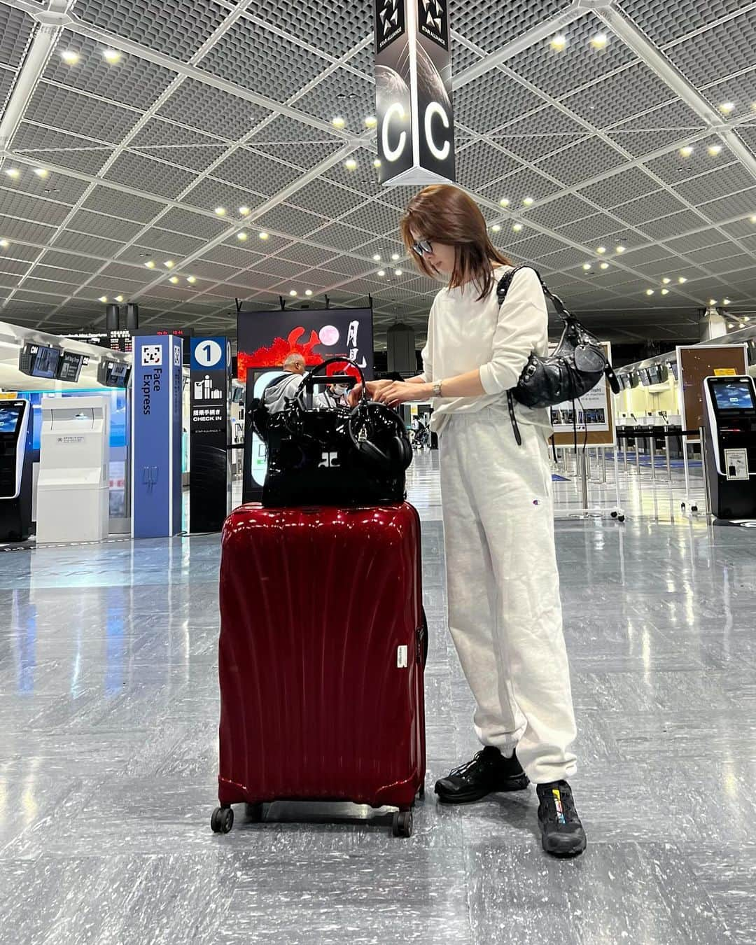 石井亜美さんのインスタグラム写真 - (石井亜美Instagram)「🖤  空港ファッション✈️  ハワイに向かうよver.  Hoodie＆bag @balenciaga  Top @allsaintsjapan  Bottom @champion_japan  Sneakers @salomon_japan  Glasses @kaneko_optical  Suitcase @samsonitejpn  #a___look  #balenciaga #champion #allsaints #空港 #成田空港 #空港ファッション #機内コーデ #コーディネート」11月28日 20時11分 - ami_ishii_