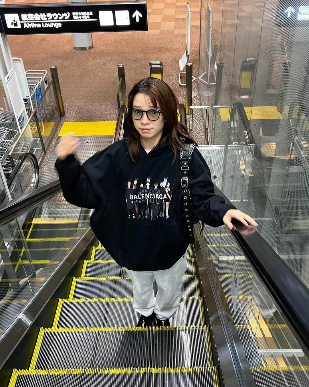 石井亜美さんのインスタグラム写真 - (石井亜美Instagram)「🖤  空港ファッション✈️  ハワイに向かうよver.  Hoodie＆bag @balenciaga  Top @allsaintsjapan  Bottom @champion_japan  Sneakers @salomon_japan  Glasses @kaneko_optical  Suitcase @samsonitejpn  #a___look  #balenciaga #champion #allsaints #空港 #成田空港 #空港ファッション #機内コーデ #コーディネート」11月28日 20時11分 - ami_ishii_