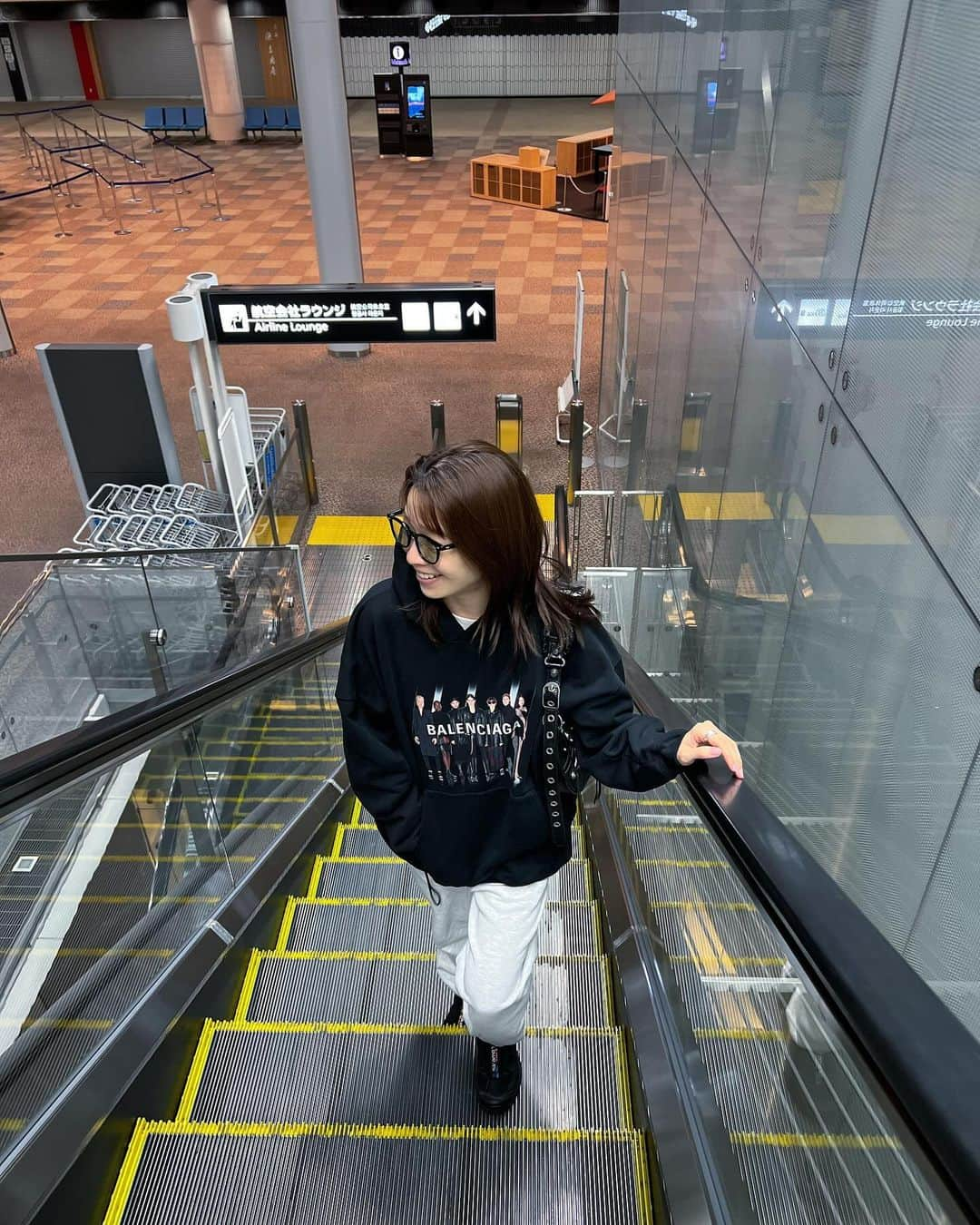 石井亜美のインスタグラム：「🖤  空港ファッション✈️  ハワイに向かうよver.  Hoodie＆bag @balenciaga  Top @allsaintsjapan  Bottom @champion_japan  Sneakers @salomon_japan  Glasses @kaneko_optical  Suitcase @samsonitejpn  #a___look  #balenciaga #champion #allsaints #空港 #成田空港 #空港ファッション #機内コーデ #コーディネート」