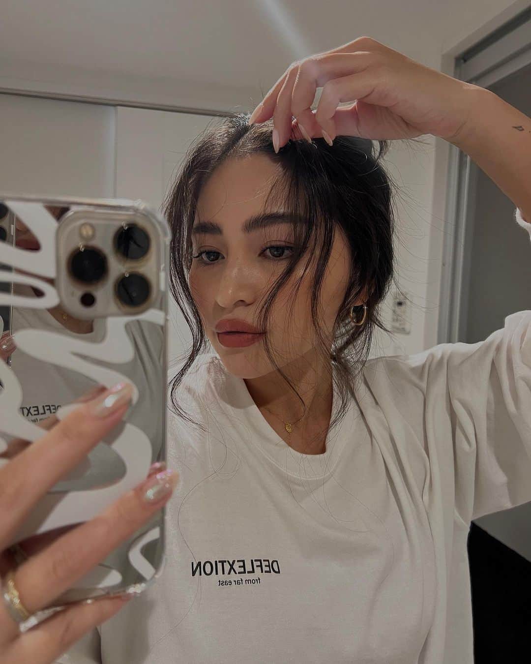 aki_ingkのインスタグラム：「. 実は前髪少しあるんだよ？🫣  最近よく見るそばかす風メイク 私の鼻のそばかすは風じゃありません。シミです😇 若い人達に言いたい。 顔面だけはまじで焼かないよう死守して😇 28歳から30歳あたりで ばぁーーー!!って一気に出てくるよ!!🤮 . . . . . #メイク#リップ#毎日メイク#ヘアアレンジ」