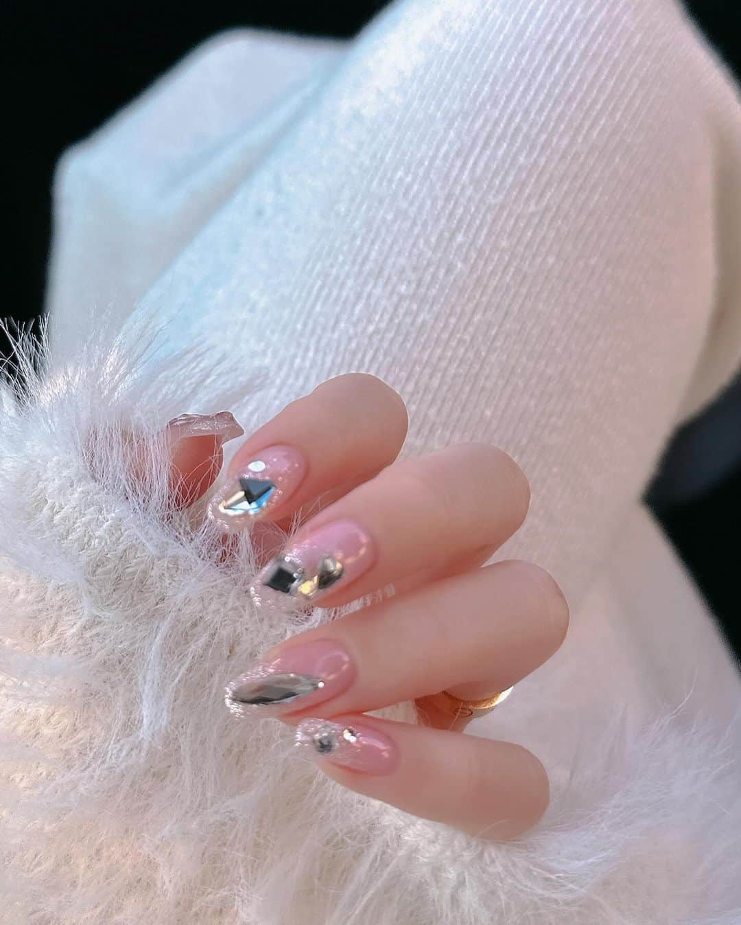 MISAさんのインスタグラム写真 - (MISAInstagram)「new nail ❄️🤍 ㅤㅤㅤㅤㅤㅤㅤㅤㅤㅤㅤㅤㅤ その場で決めたデザインが死ぬほどかわいくて ずっとテンション上がってた🥺🤍 ㅤㅤㅤㅤㅤㅤㅤㅤㅤㅤㅤㅤㅤ キラッキラなの…かわいすぎる😭😭😭😭 久しぶりに10本キラキラしたけど最高🤍🤍 ㅤㅤㅤㅤㅤㅤㅤㅤㅤㅤㅤㅤㅤ 今まで新規予約ストップしてたみたいなんだけど 来月からまた新規予約少しだけ受け付けるみたいなので 気になった方は @msknt1012 まで💅🏻🤍 いっつも期待以上のネイルしてくれる天才ネイリストさん💞 ㅤㅤㅤㅤㅤㅤㅤㅤㅤㅤㅤㅤㅤ #newnail #キラキラネイル #冬ネイル #ラメネイル #misa_nails_ #ワンホンネイル #韓国ネイル」11月28日 20時13分 - chatae._