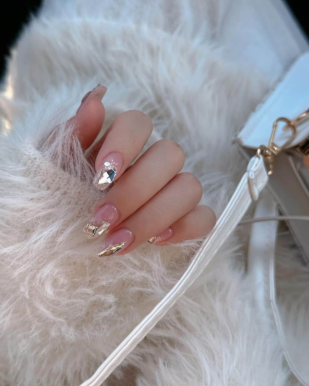 MISAさんのインスタグラム写真 - (MISAInstagram)「new nail ❄️🤍 ㅤㅤㅤㅤㅤㅤㅤㅤㅤㅤㅤㅤㅤ その場で決めたデザインが死ぬほどかわいくて ずっとテンション上がってた🥺🤍 ㅤㅤㅤㅤㅤㅤㅤㅤㅤㅤㅤㅤㅤ キラッキラなの…かわいすぎる😭😭😭😭 久しぶりに10本キラキラしたけど最高🤍🤍 ㅤㅤㅤㅤㅤㅤㅤㅤㅤㅤㅤㅤㅤ 今まで新規予約ストップしてたみたいなんだけど 来月からまた新規予約少しだけ受け付けるみたいなので 気になった方は @msknt1012 まで💅🏻🤍 いっつも期待以上のネイルしてくれる天才ネイリストさん💞 ㅤㅤㅤㅤㅤㅤㅤㅤㅤㅤㅤㅤㅤ #newnail #キラキラネイル #冬ネイル #ラメネイル #misa_nails_ #ワンホンネイル #韓国ネイル」11月28日 20時13分 - chatae._